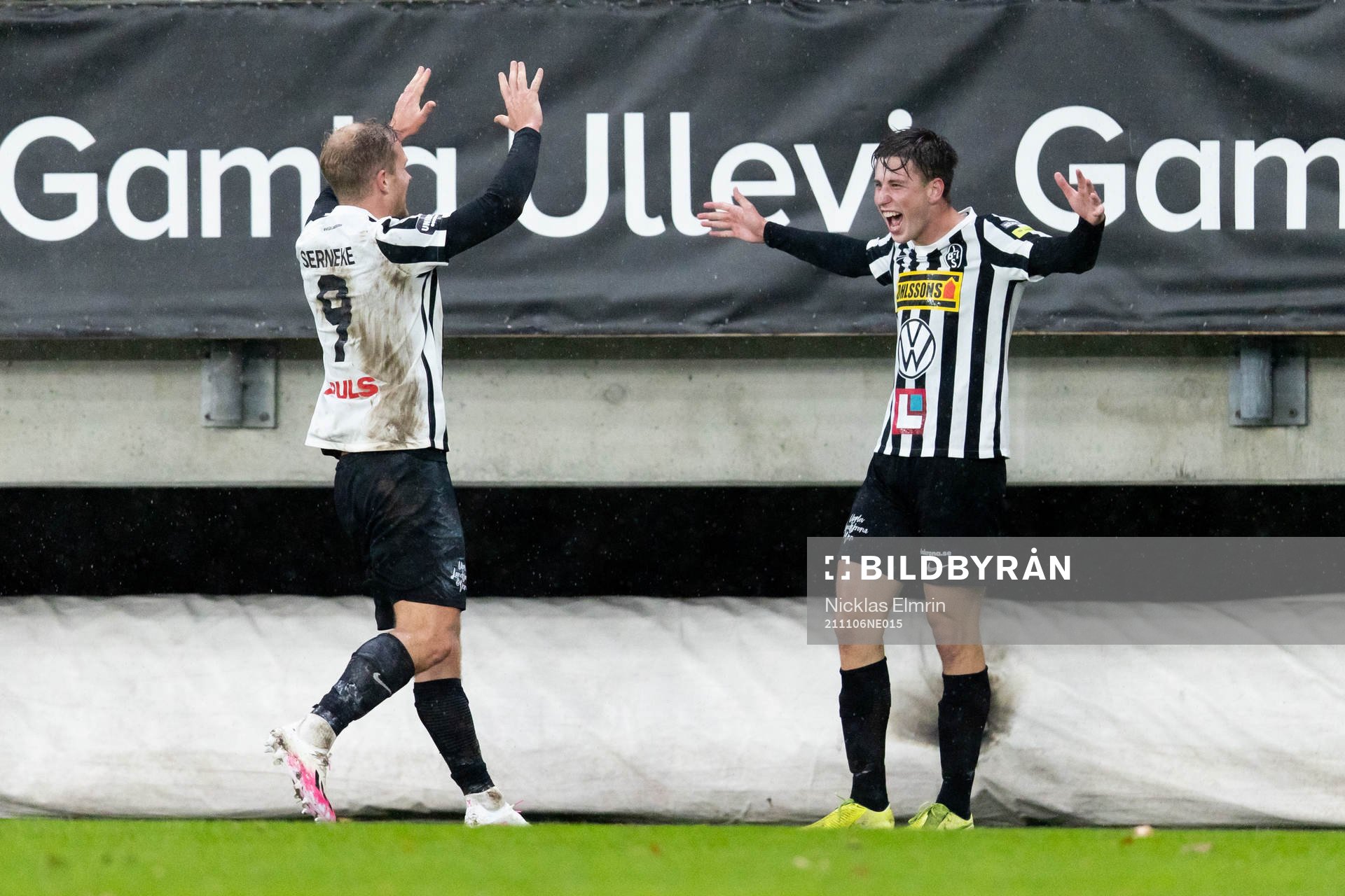 Landskronas Linus Olsson och  Filip Olsson jublar