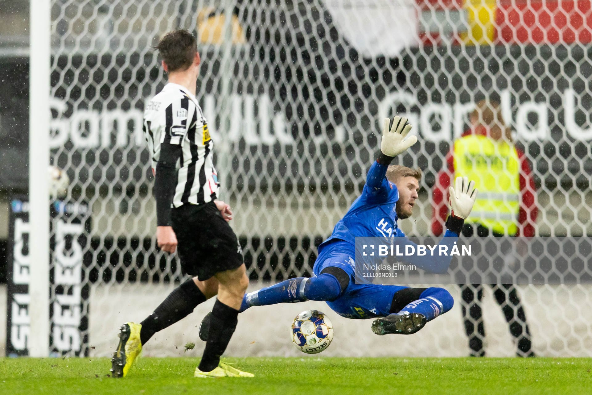 Landskronas Filip Olsson gör 1-2 bakom Örgrytes målvakt