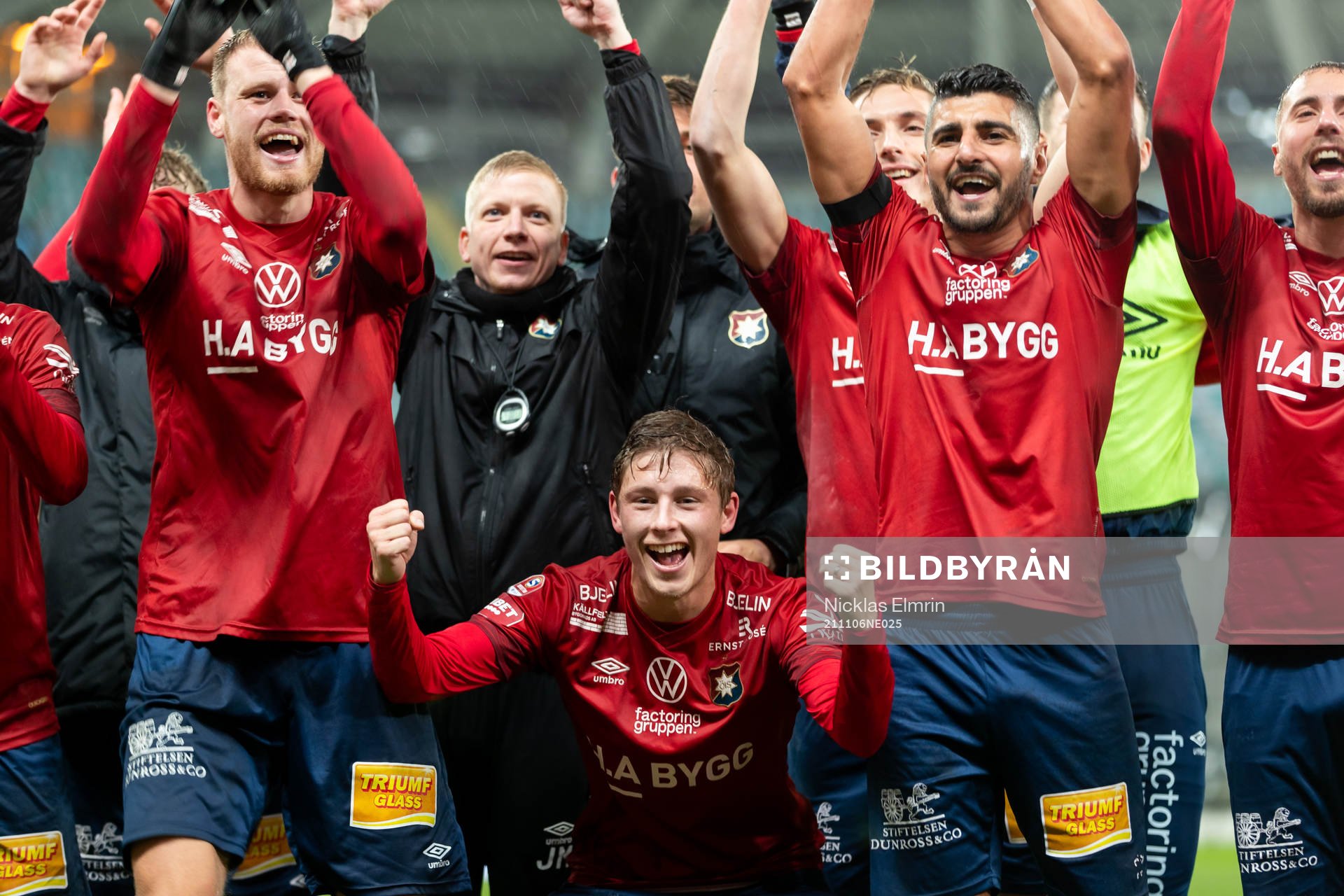 Örgrytes Anton Andreasson jublar med lagkamraterna