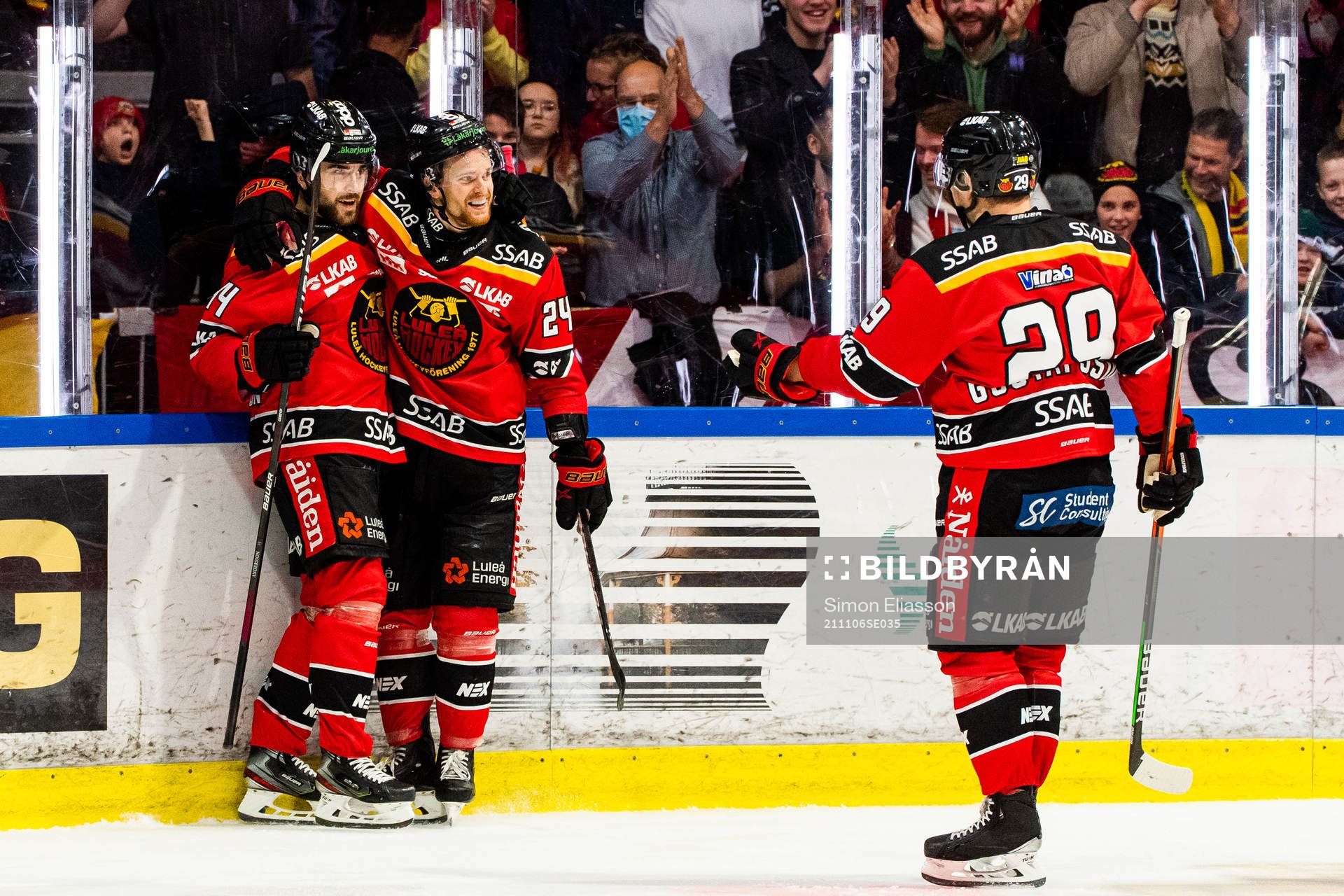 Luleås Jonathan Andersson jublar med Brendan Shinnimin