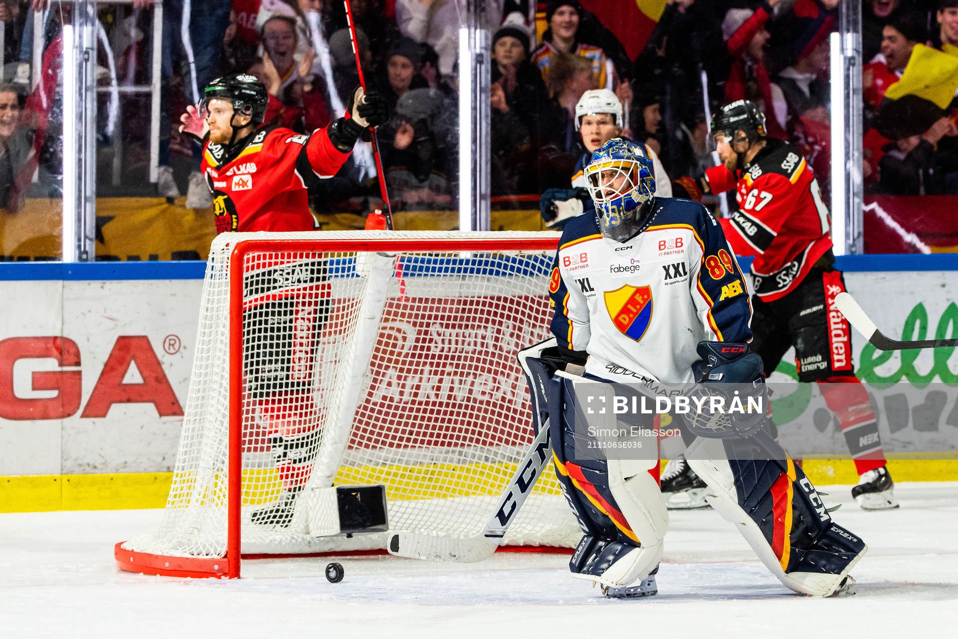 Djurgårdens målvakt Niklas Svedberg deppar medan Luleås