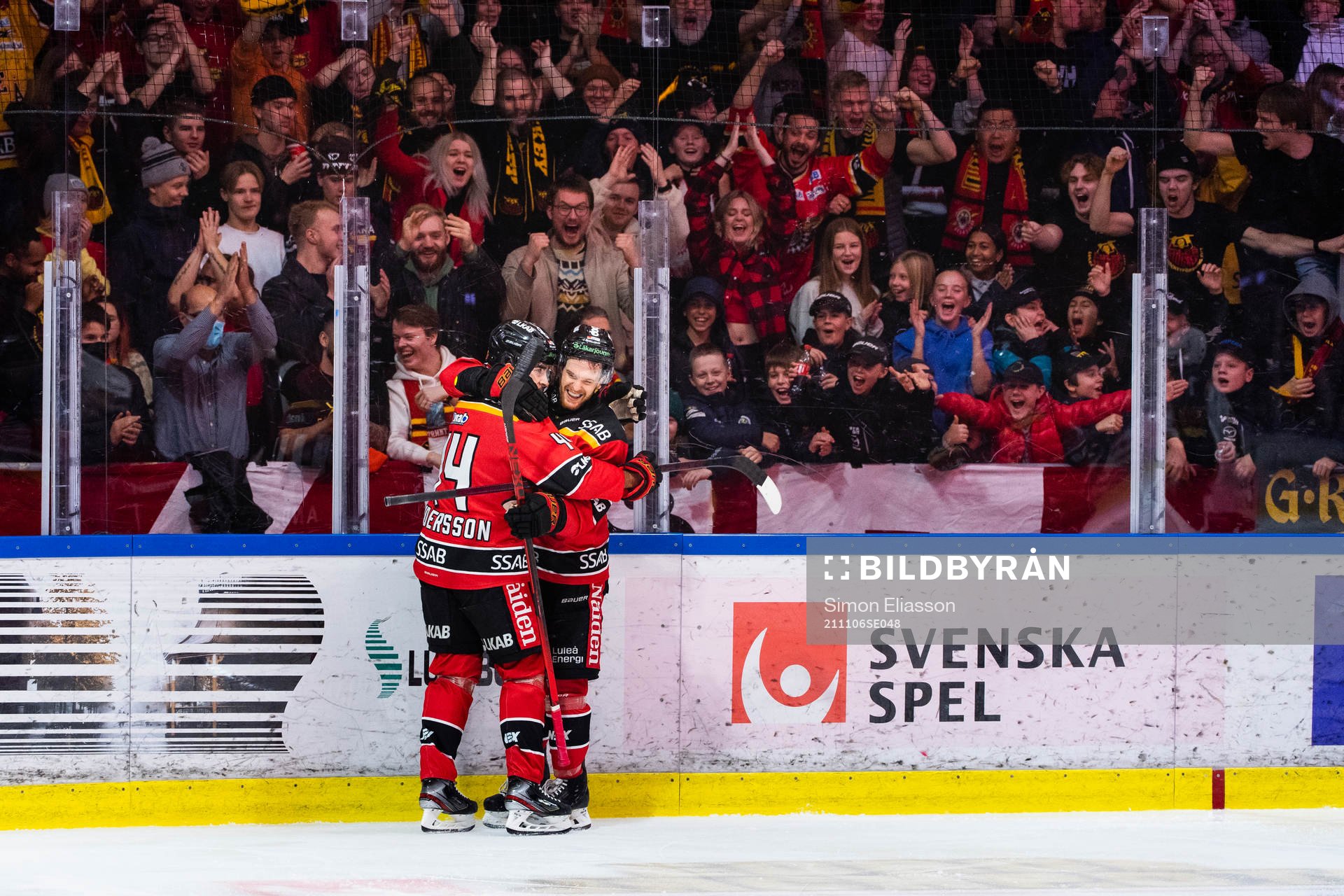 Luleås Jonathan Andersson och Brendan Shinnimin jublar