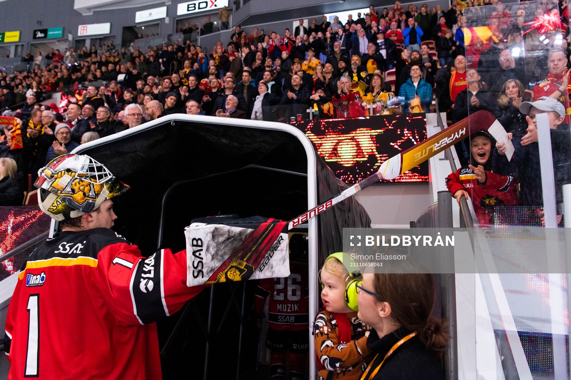 Luleås målvakt Jesper Wallstedt ger bort en klubba till