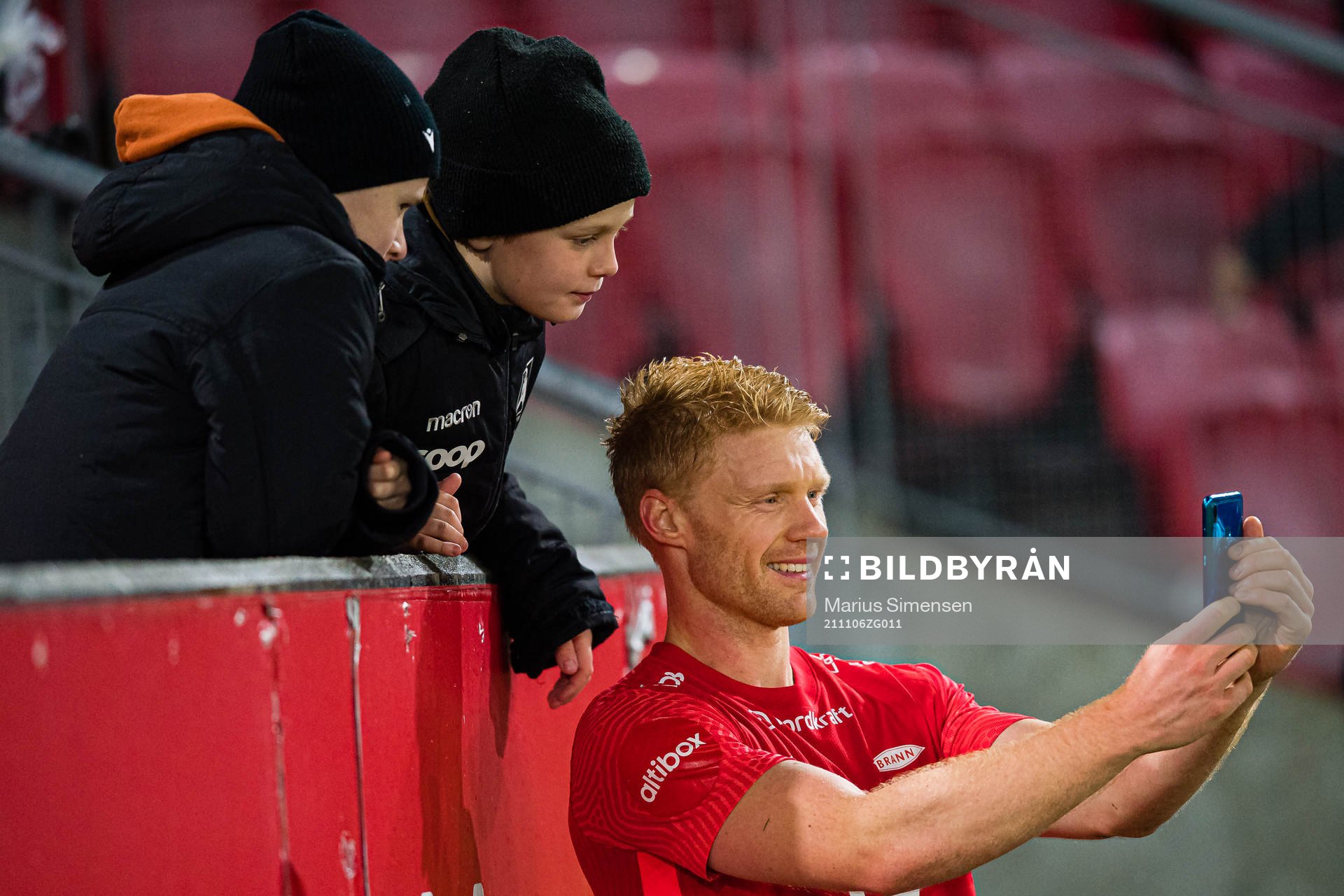 Sivert Heltne Nilsen of Brann taking a salfie with a fan after the Eliteserien match between Brann and rosenborg on November 6, 2021 in Bergen.
