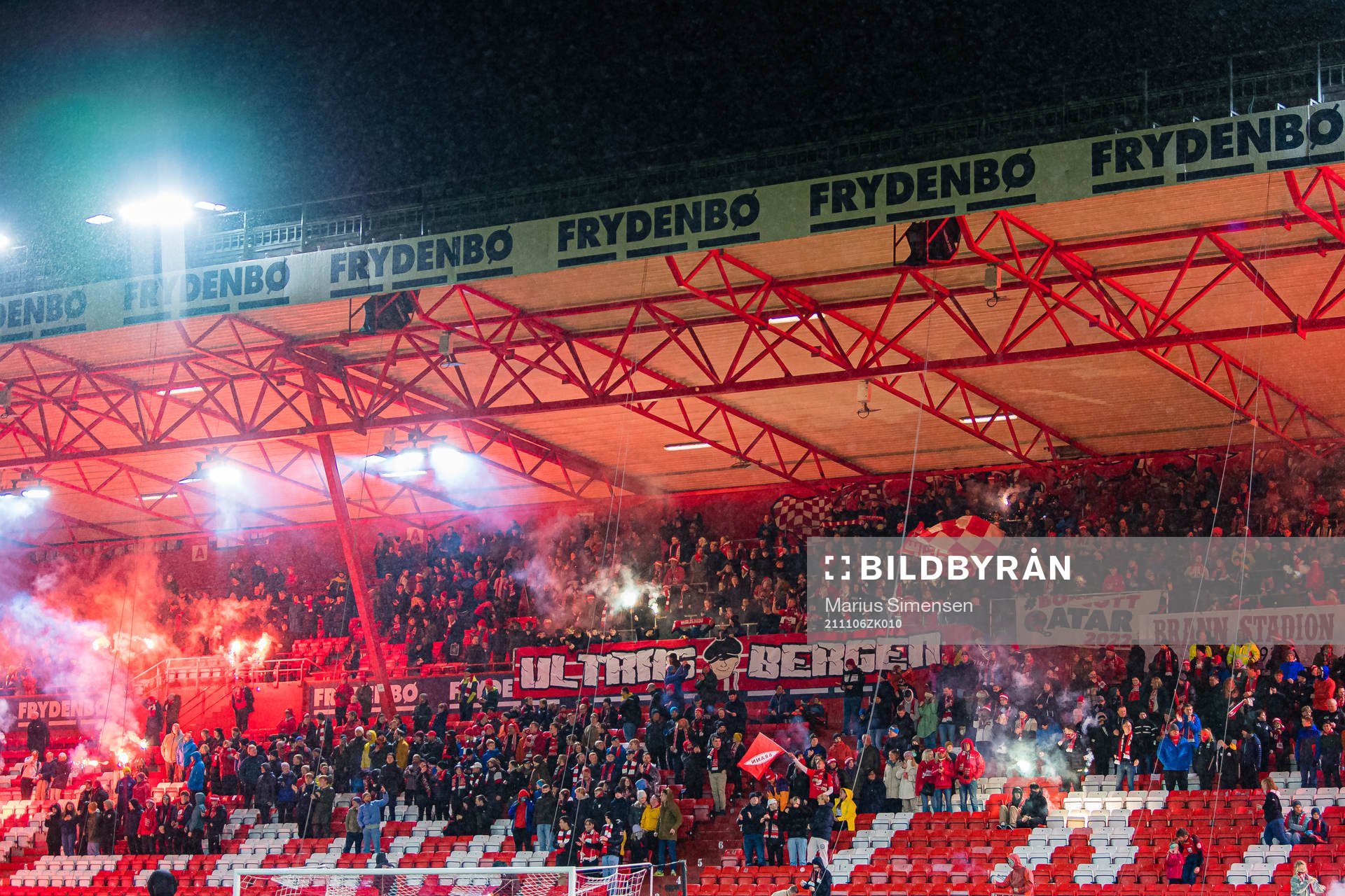 Spectators in the stands ahead of the Eliteserien match between Brann and rosenborg on November 6, 2021 in Bergen.