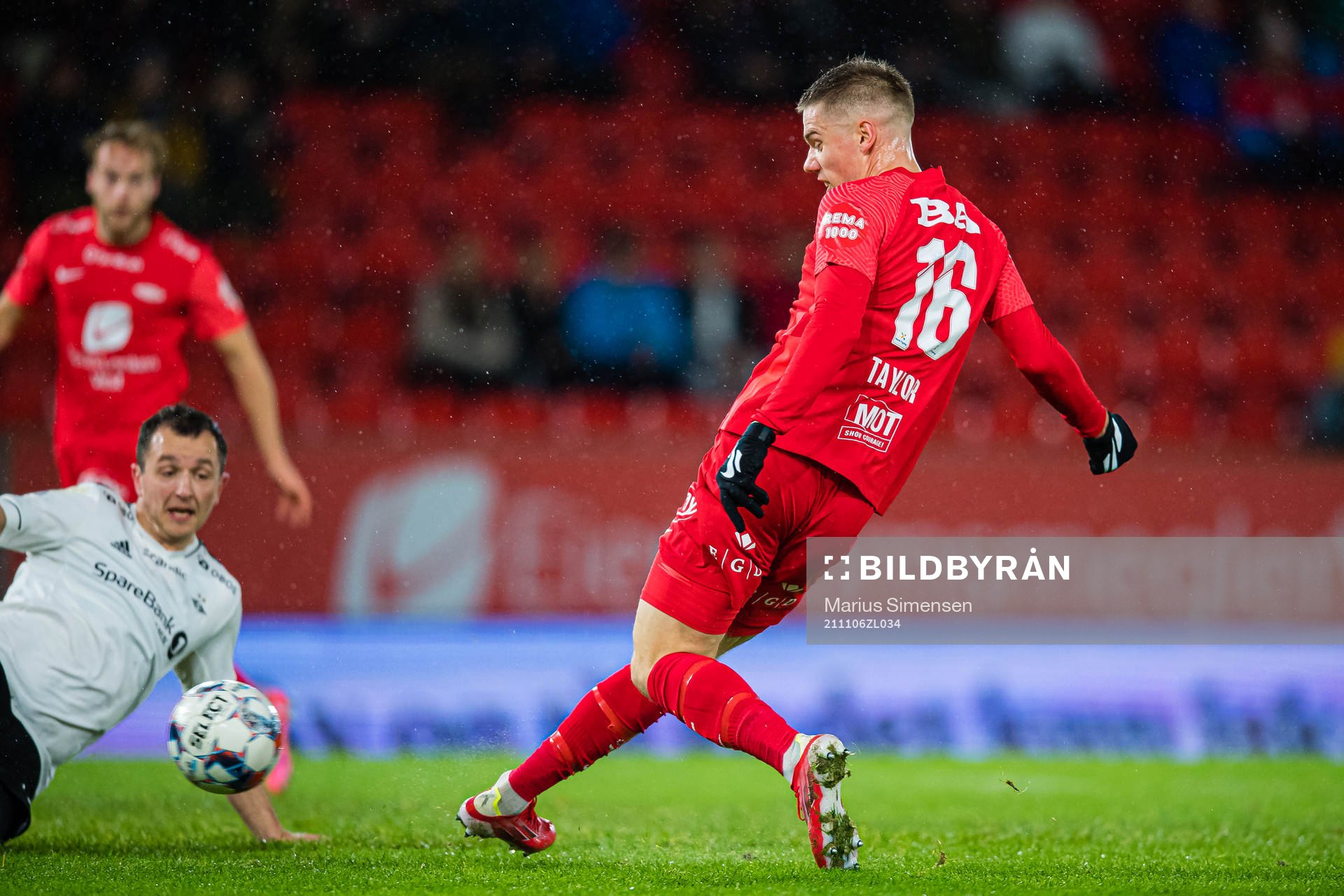 Robert Thomas Taylor of Brann scores the 2-1 goal