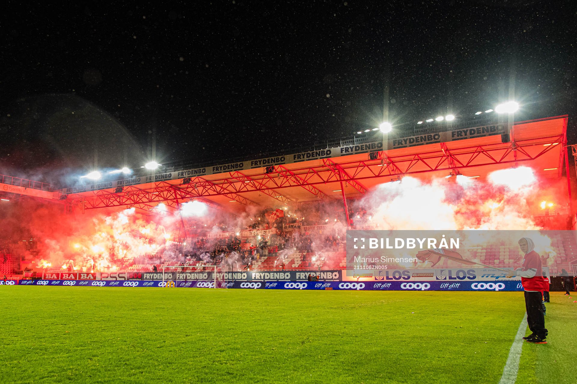 Spectators in the stands ahead of the Eliteserien match between Brann and rosenborg on November 6, 2021 in Bergen.