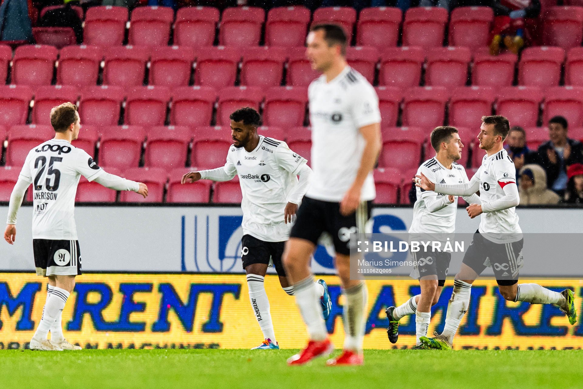 Carlo Holse of Rosenborg celebrates with team mates after scoring 2-2 during the Eliteserien between Brann and Rosenborg on November 6, 2021 in Bergen.