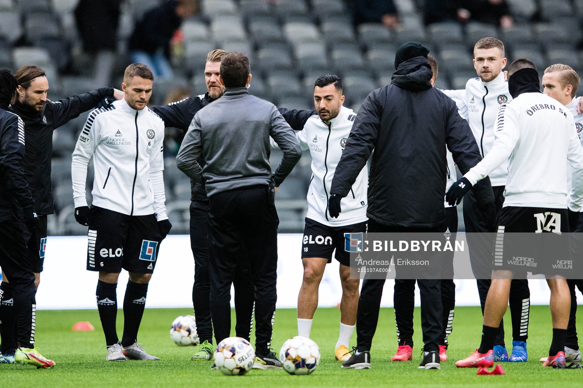 Örebros spelare samlas innan fotbollsmatchen i Allsvenskan