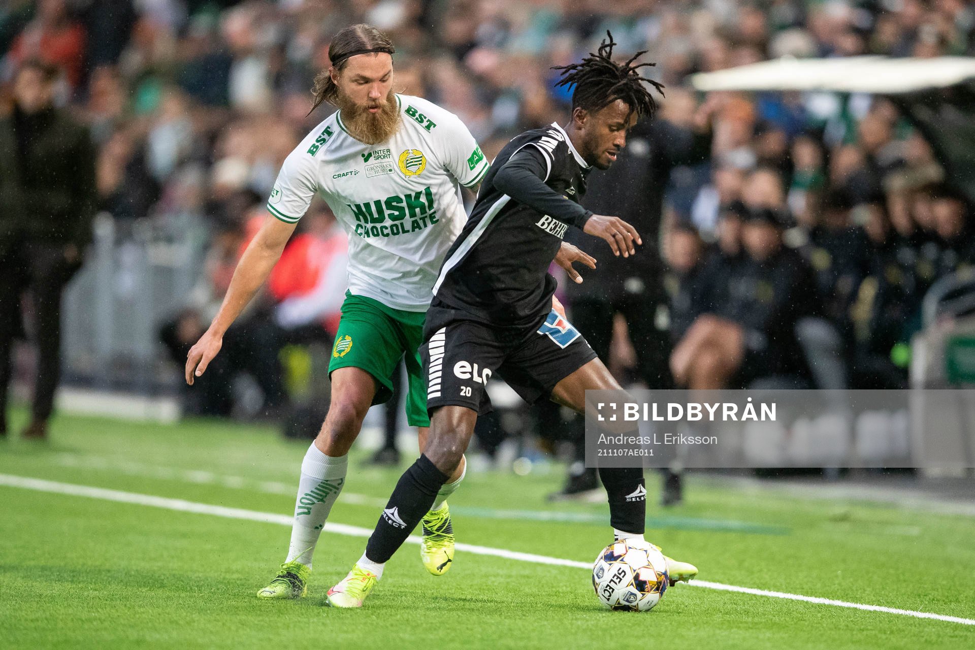 Hammarbys Bjørn Paulsen och Örebros Rickard Emeka Friday under fotbollsmatchen i Allsvenskan mellan Hammarby och Örebro den 7 november 2021 i Stockholm.