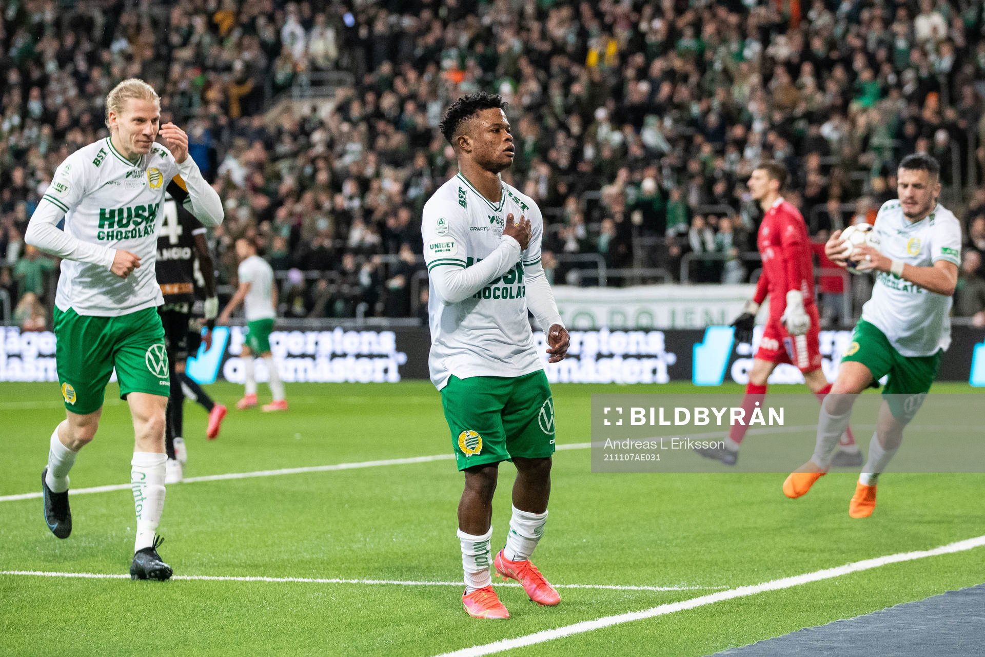 Hammarbys Akinkunmi Amoo jublar efter 2-2 under fotbollsmatchen i Allsvenskan mellan Hammarby och Örebro den 7 november 2021 i Stockholm.
