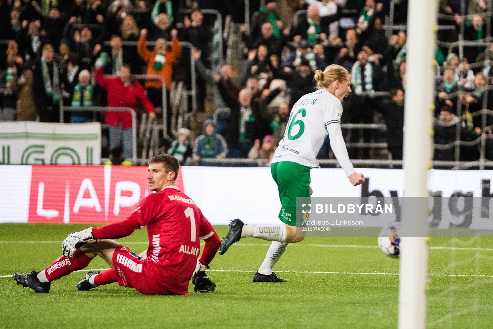Örebros målvakt Bobby Allain deppar och Hammarbys Gustav