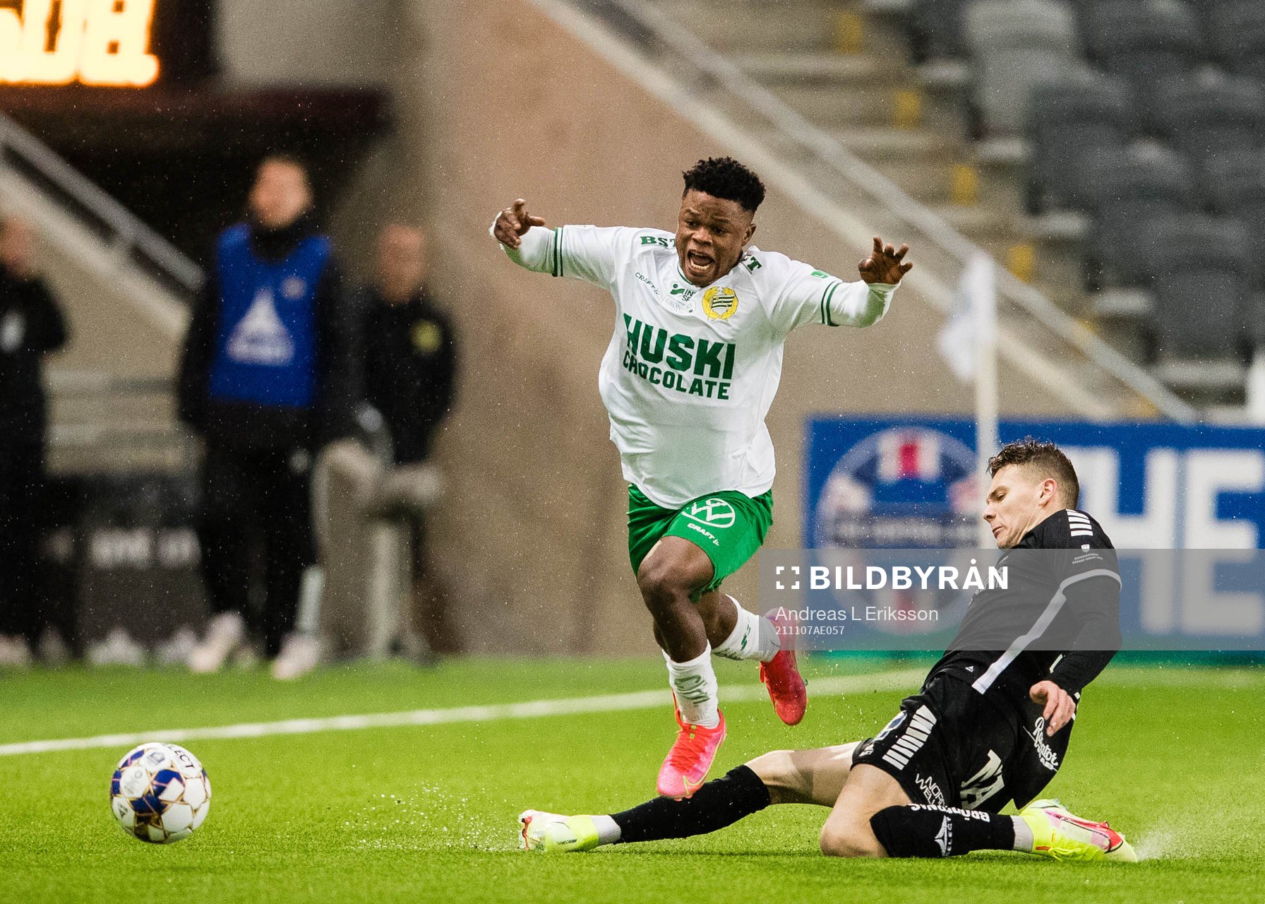Hammarbys Akinkunmi Amoo och Örebros Jake Larsson
