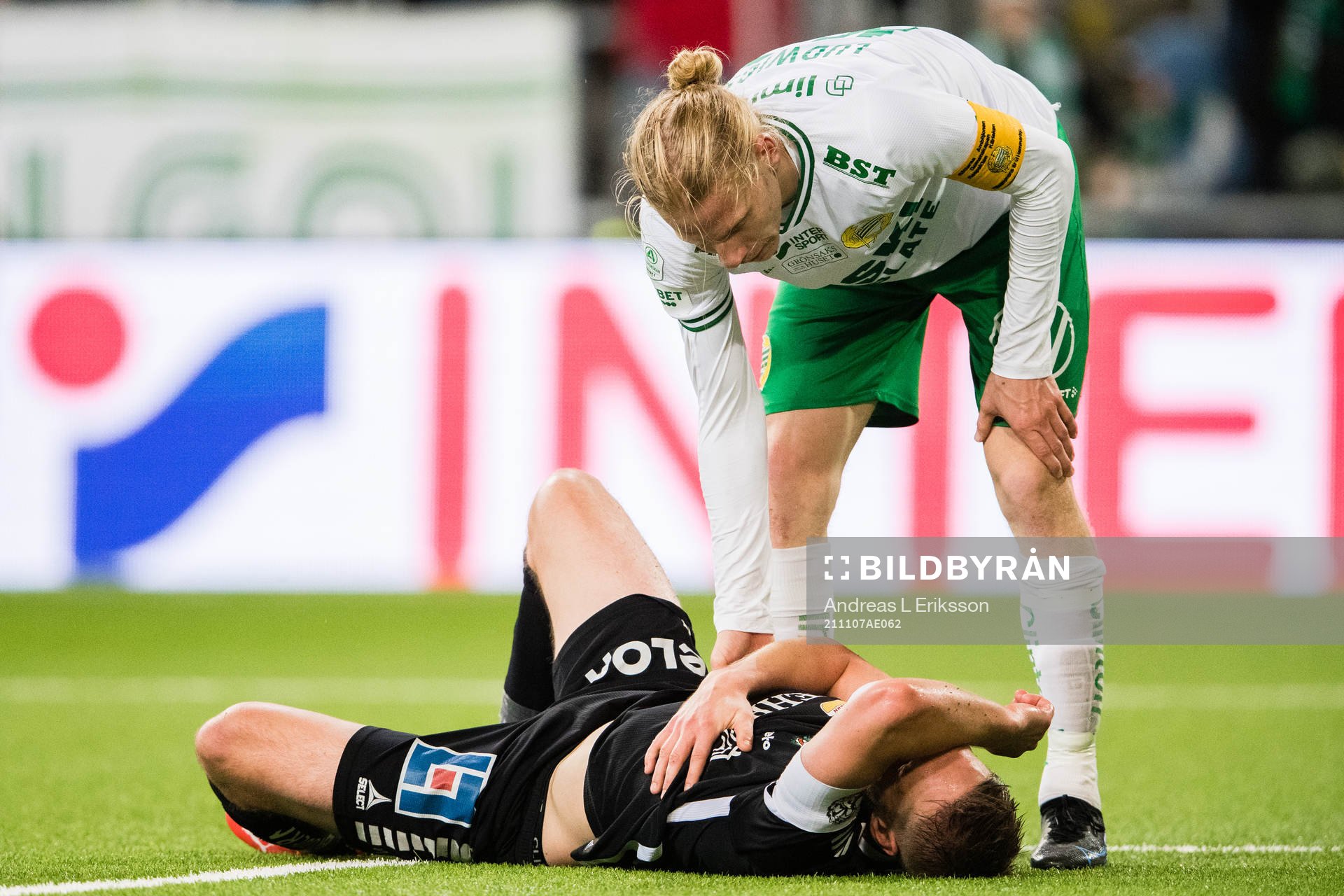 Hammarbys Gustav Ludwigson och Örebros Johan Mårtensson under fotbollsmatchen i Allsvenskan mellan Hammarby och Örebro den 7 november 2021 i Stockholm.