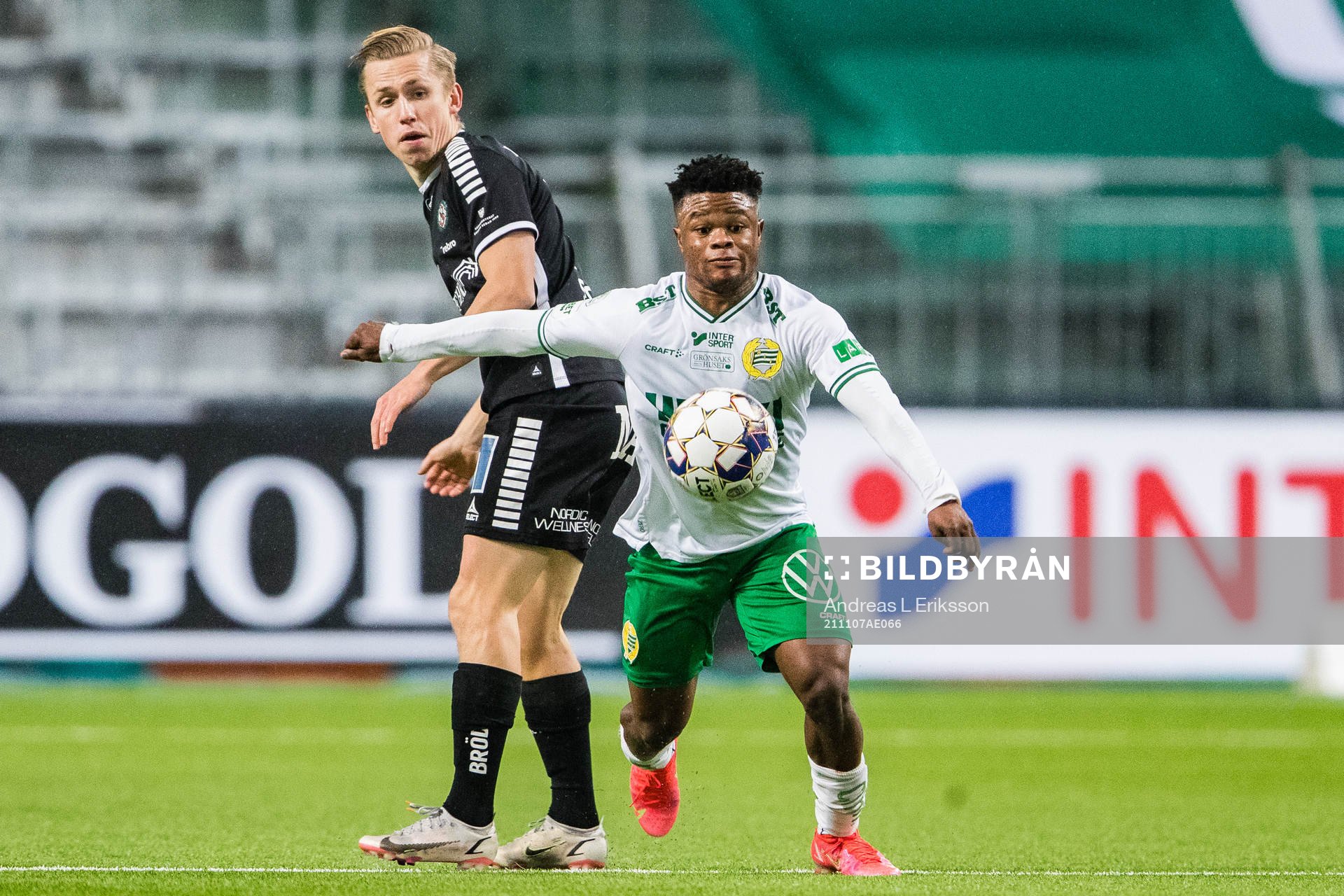 Örebros David Seger och Hammarbys Akinkunmi Amoo