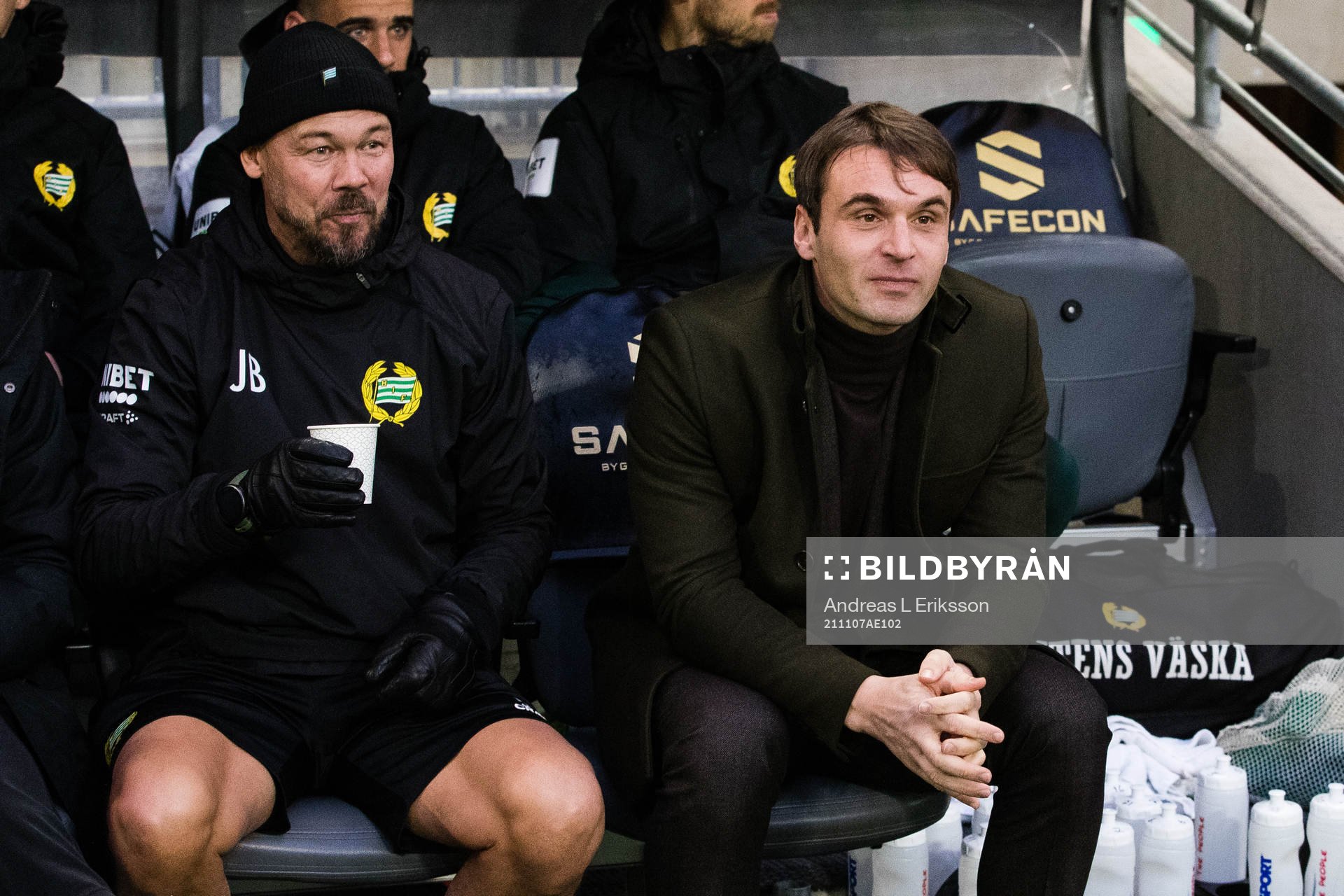Hammarbys assisterande tränare Joachim Björklund och tränare Milos Milojevic under fotbollsmatchen i Allsvenskan mellan Hammarby och Örebro den 7 november 2021 i Stockholm.