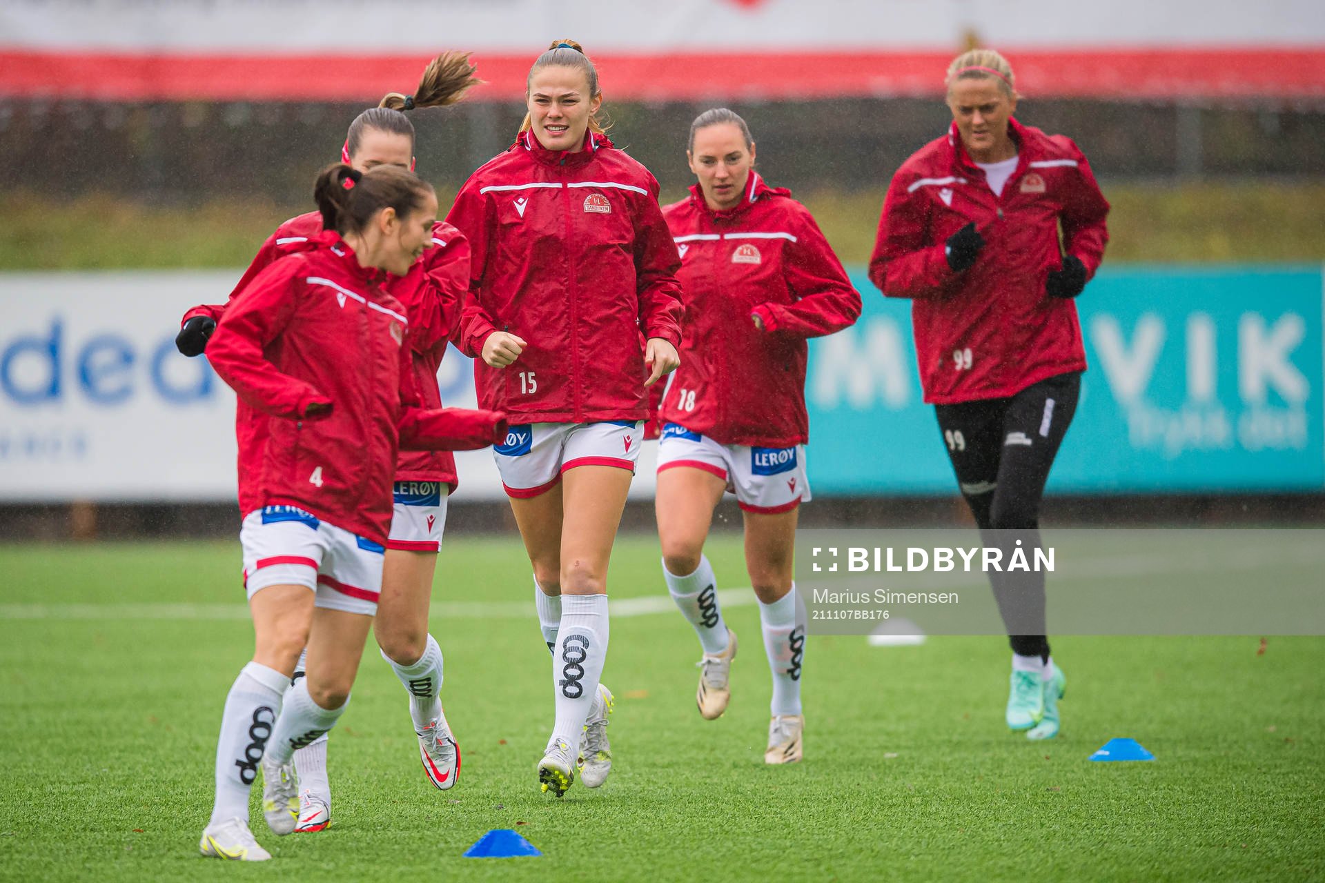 Marthine Østenstad of Sandviken warms up