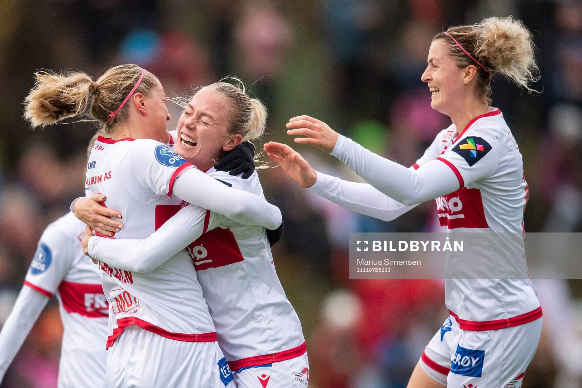 Maria Dybwad Brochmann of Sandviken celebrates 1-0