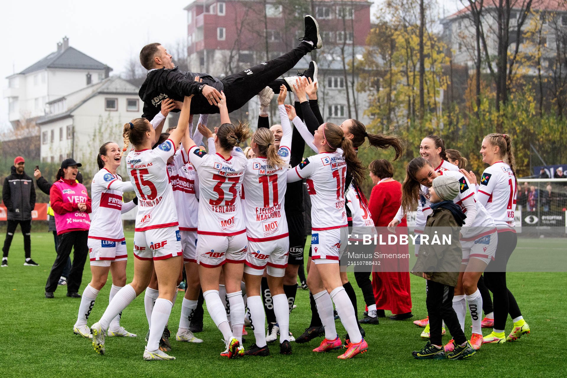 Players of Sandviken celebrates
