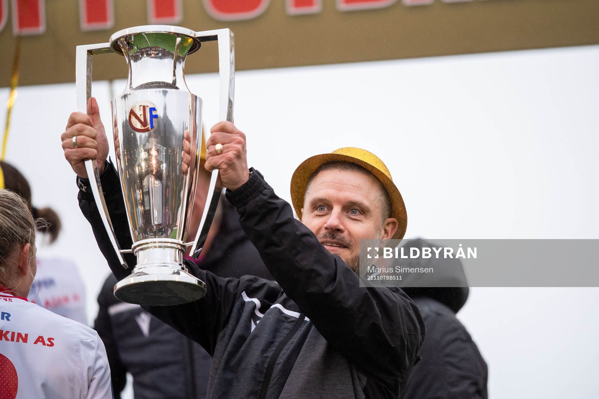 Alexander Straus, head coach of Sandviken, with trophy