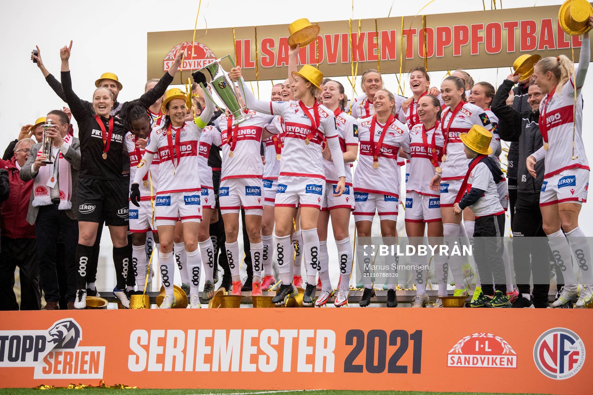 Players of Sandviken with trophy