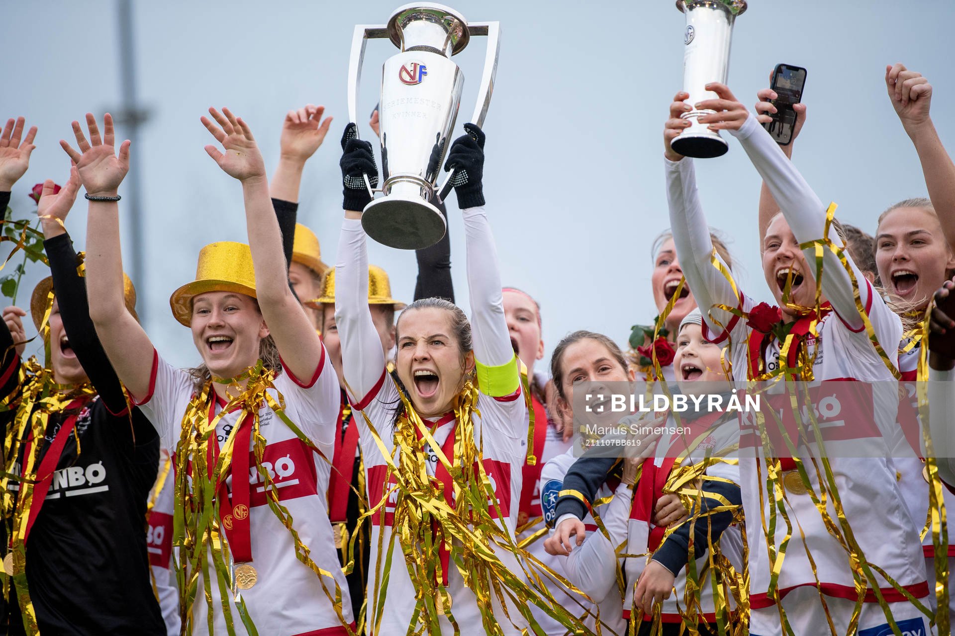 Tuva Hansen of Sandviken with trophy after the Toppserien football match between Sandviken and Klepp on November 7, 2021 in Bergen.