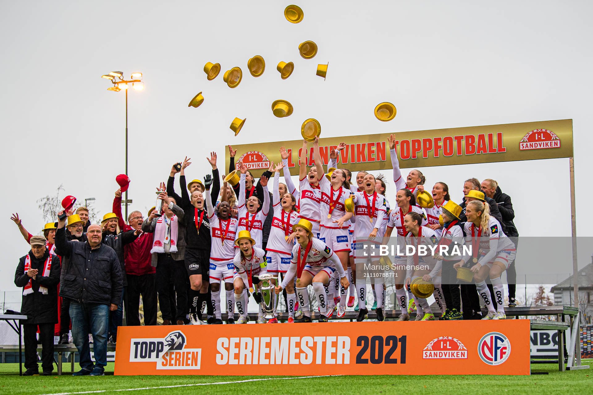 Players of Sandviken celebrates with the trophy