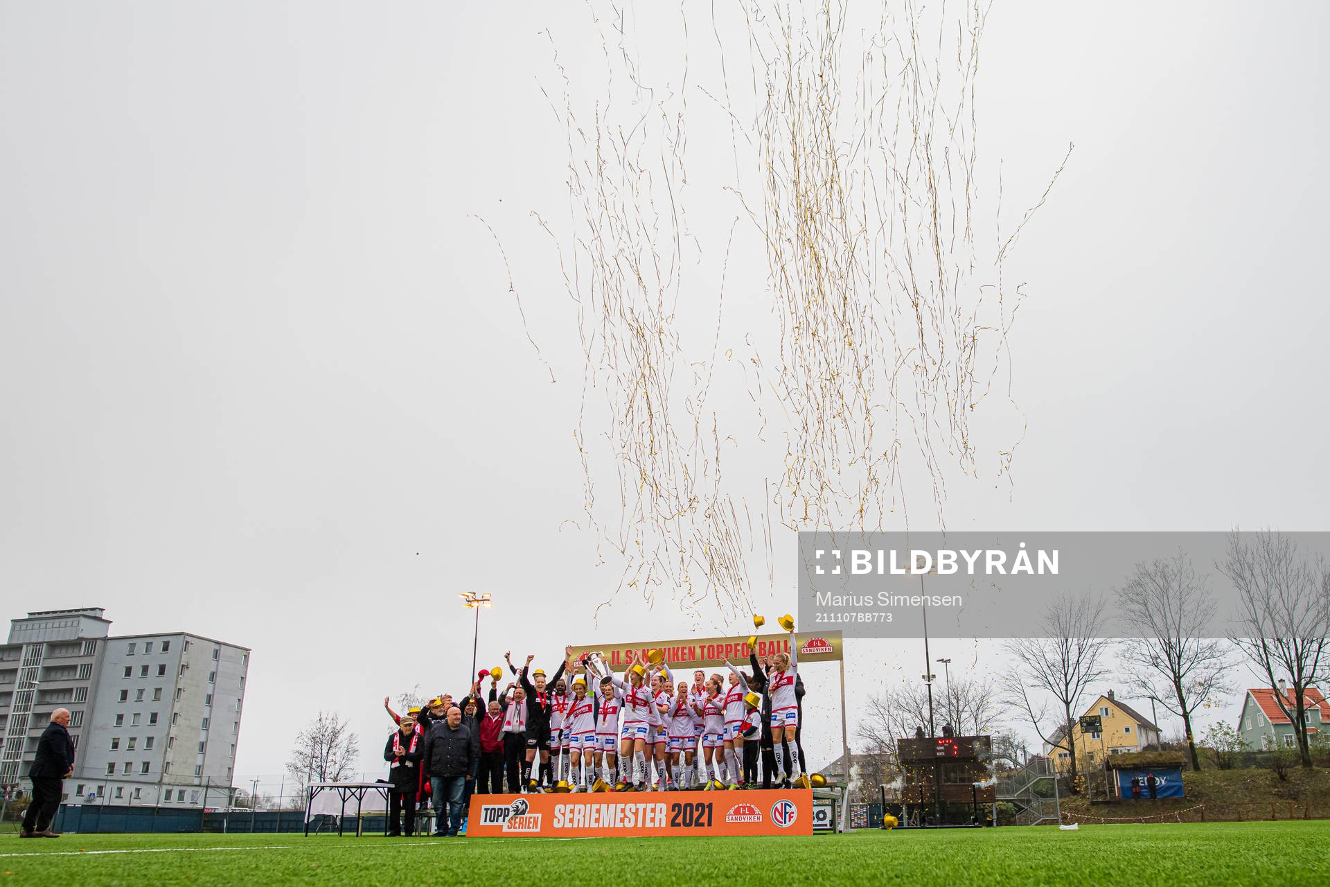 Players of Sandviken celebrates with the trophy