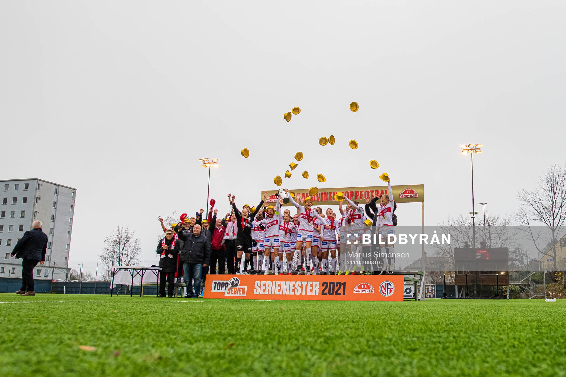 Players of Sandviken celebrates with the trophy