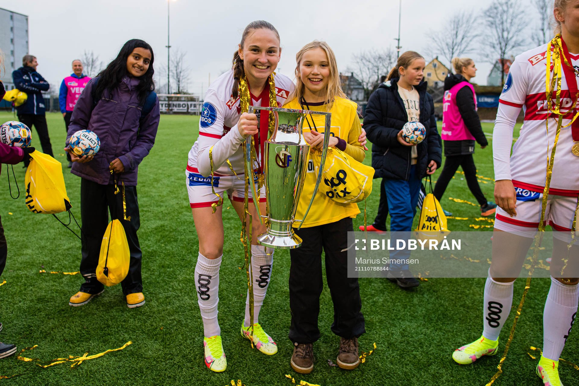 Vilde Hasund of Sandviken celebrates with the trophy after the Toppserien football match between Sandviken and Klepp on November 7, 2021 in Bergen.