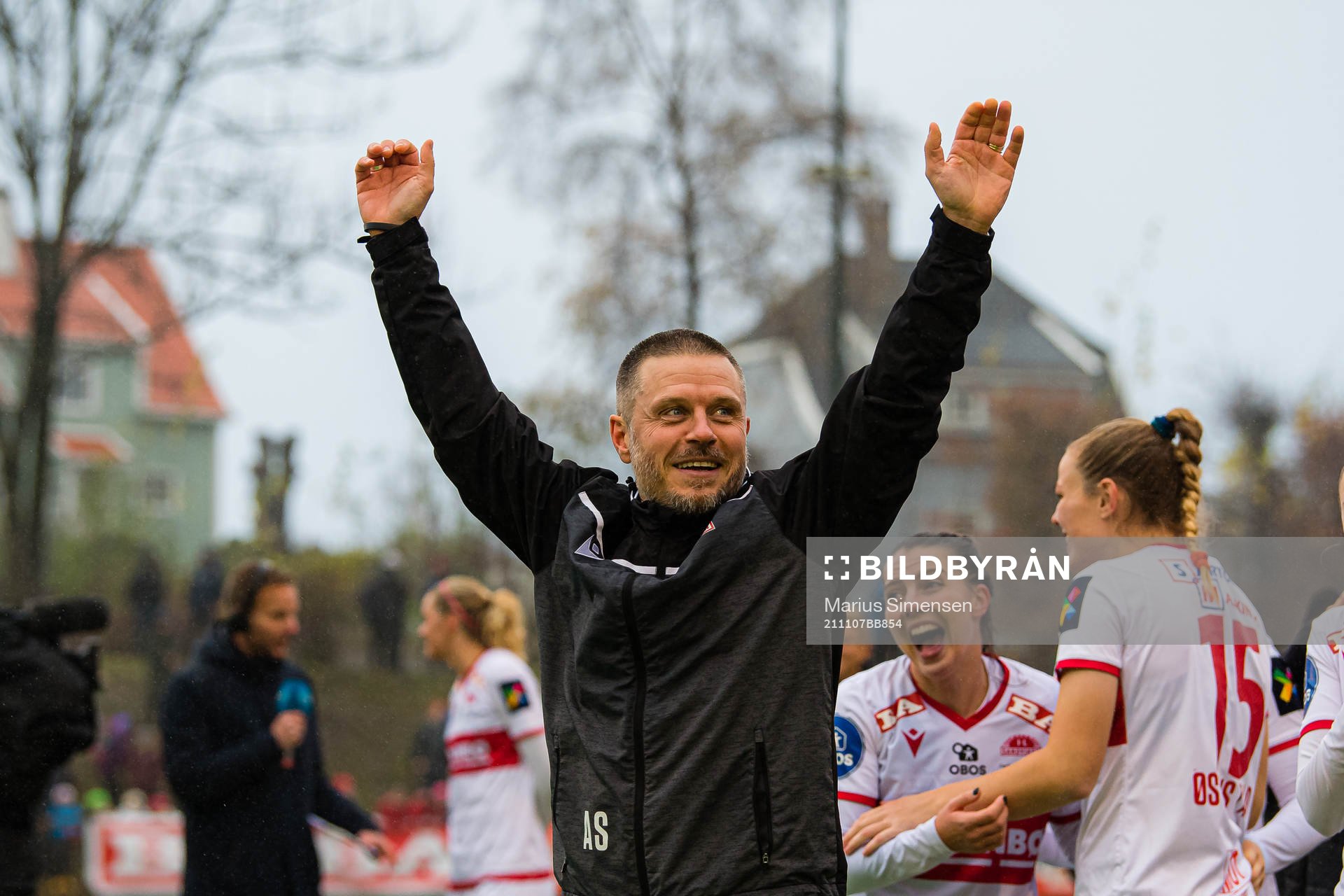 Alexander Straus, head coach of Sandviken, celebrates