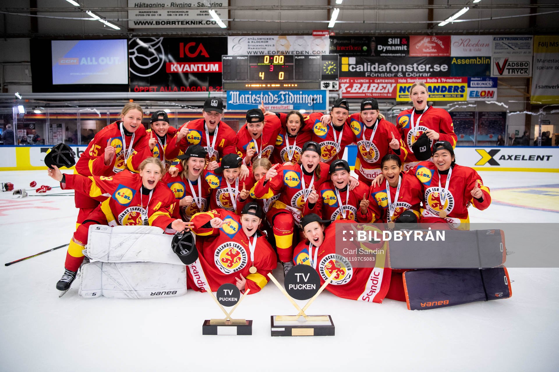 Smålands spelare jublar med pokal