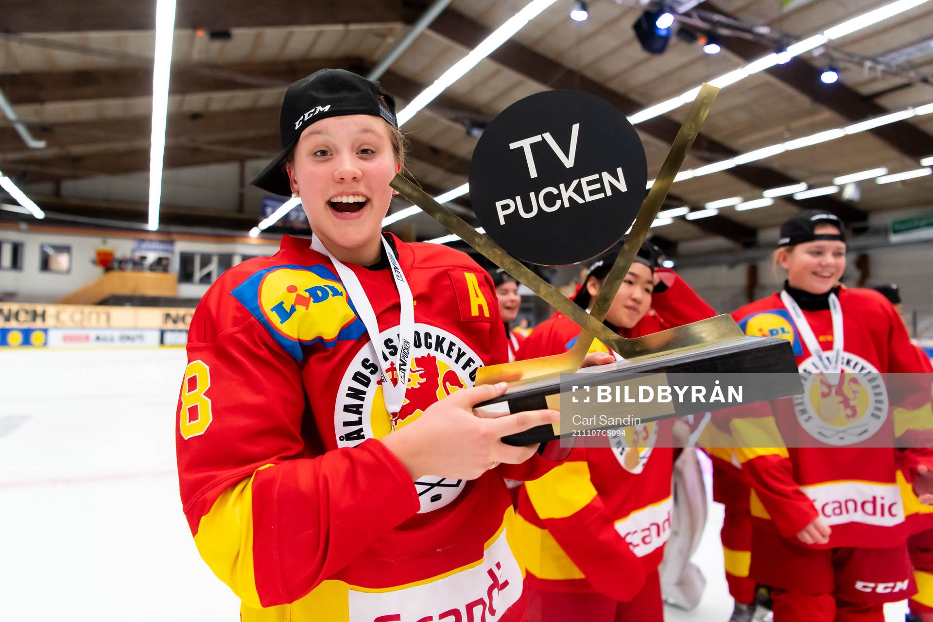 Smålands Jenna Raunio jublar med pokalen