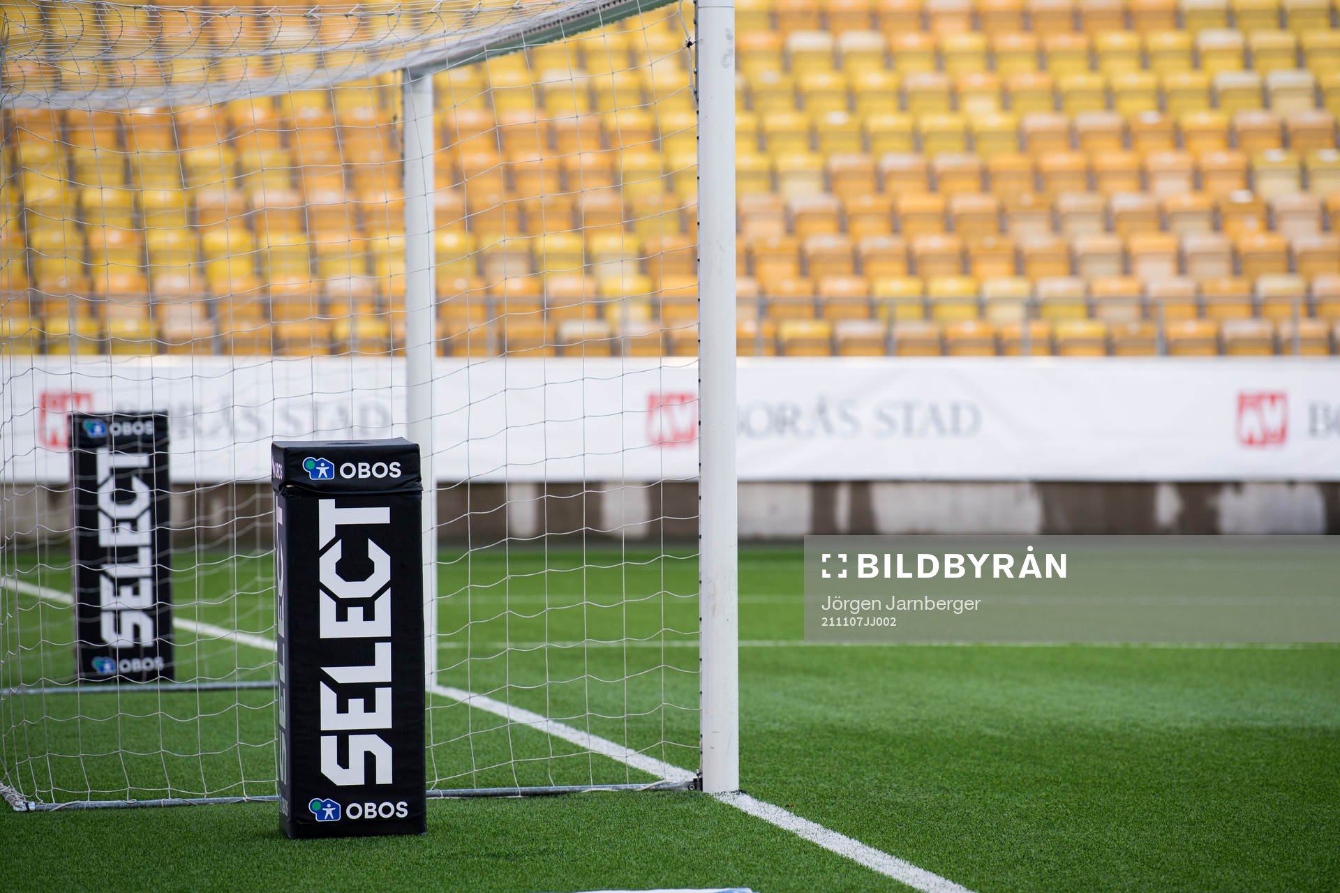 Ett fotbollsmål med Select och OBOs reklam på
