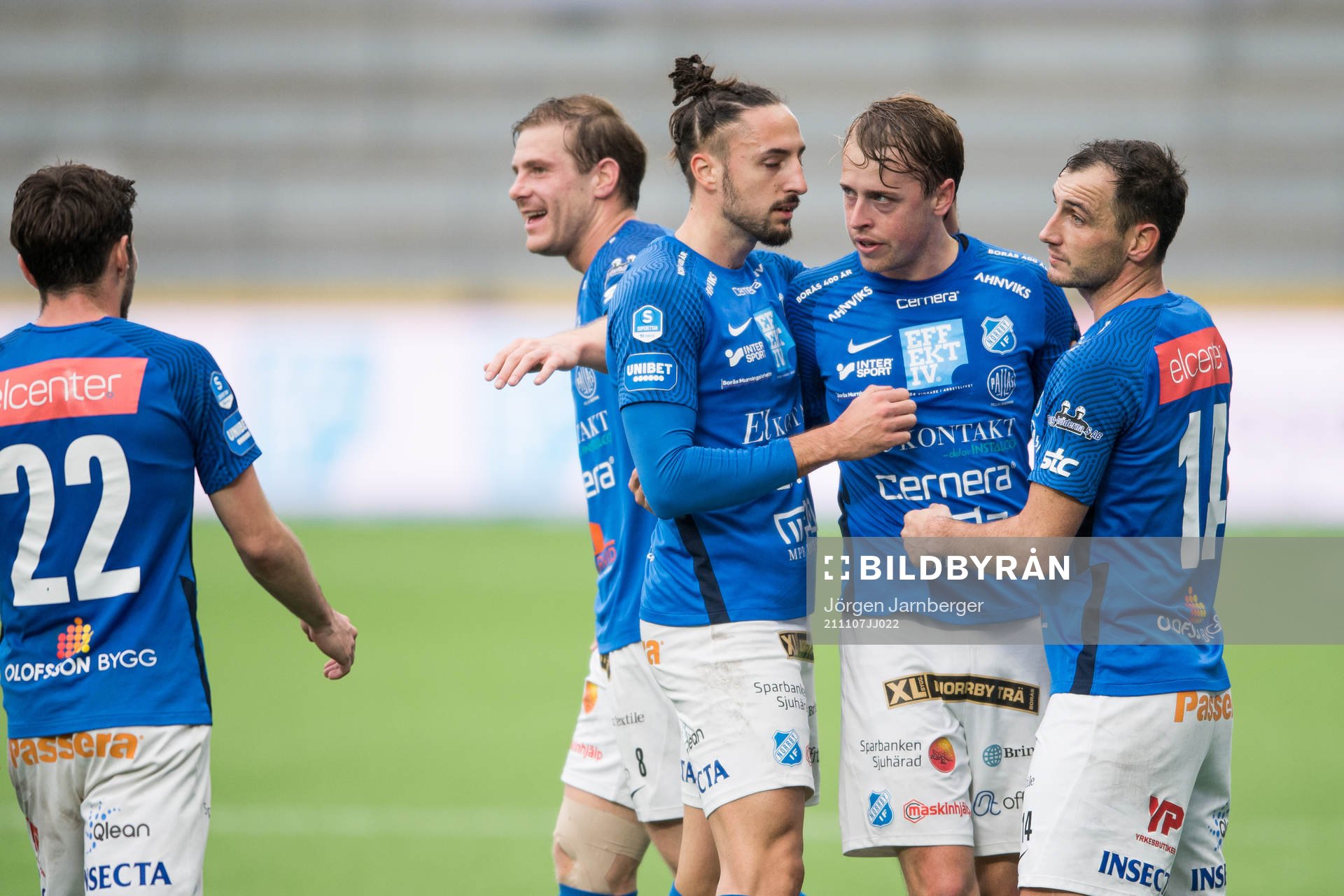 Norrbys Robin Strömberg klappas om av Nicklas Savolainen,