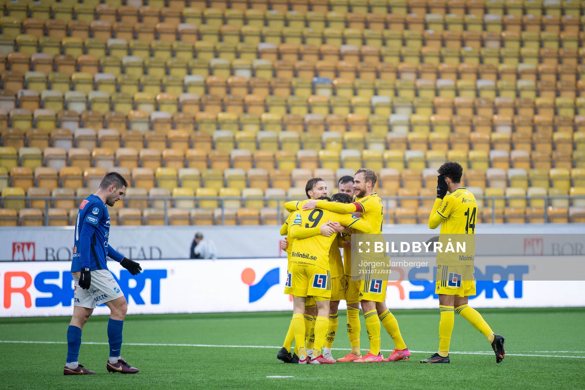 Sundsvalls Pontus Silfwer jublar efter 1-4 under fotbollsmatchen i Superettan mellan Norrby och GIF Sundsvall den 7 november 2021 i Borås.