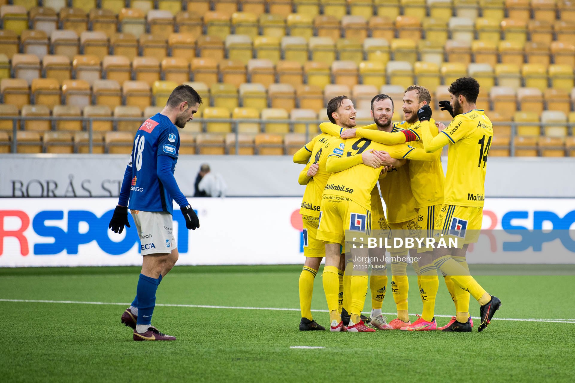 Sundsvalls Pontus Silfwer kramas om av Alexander Blomqvist, Robert Lundström, Pontus Engblom och Paya Pichkah efter 1-4 under fotbollsmatchen i Superettan mellan Norrby och GIF Sundsvall den 7 november 2021 i Borås.