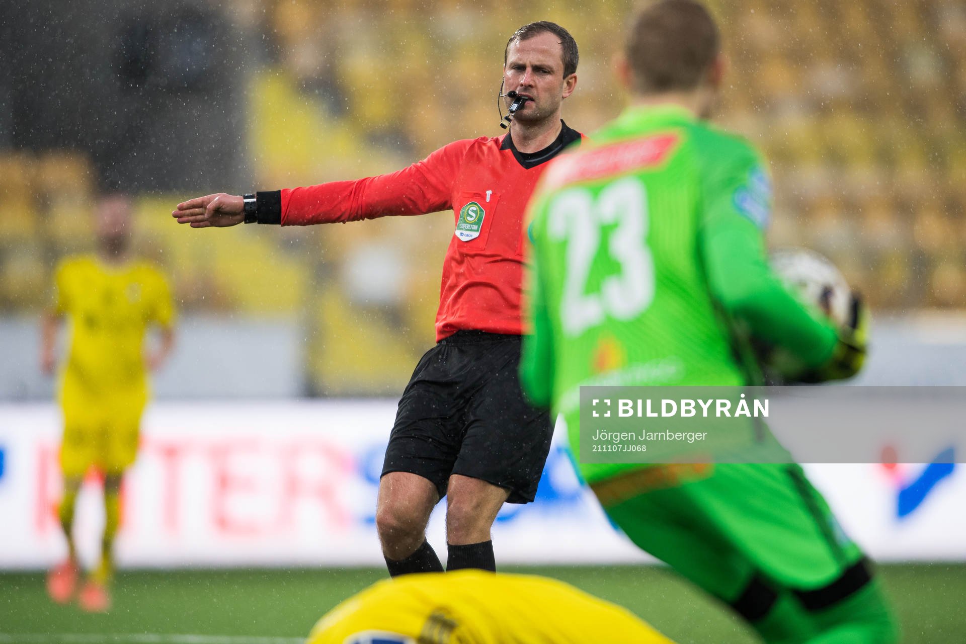 Domare Richard Sundell pekar på straffpunkten