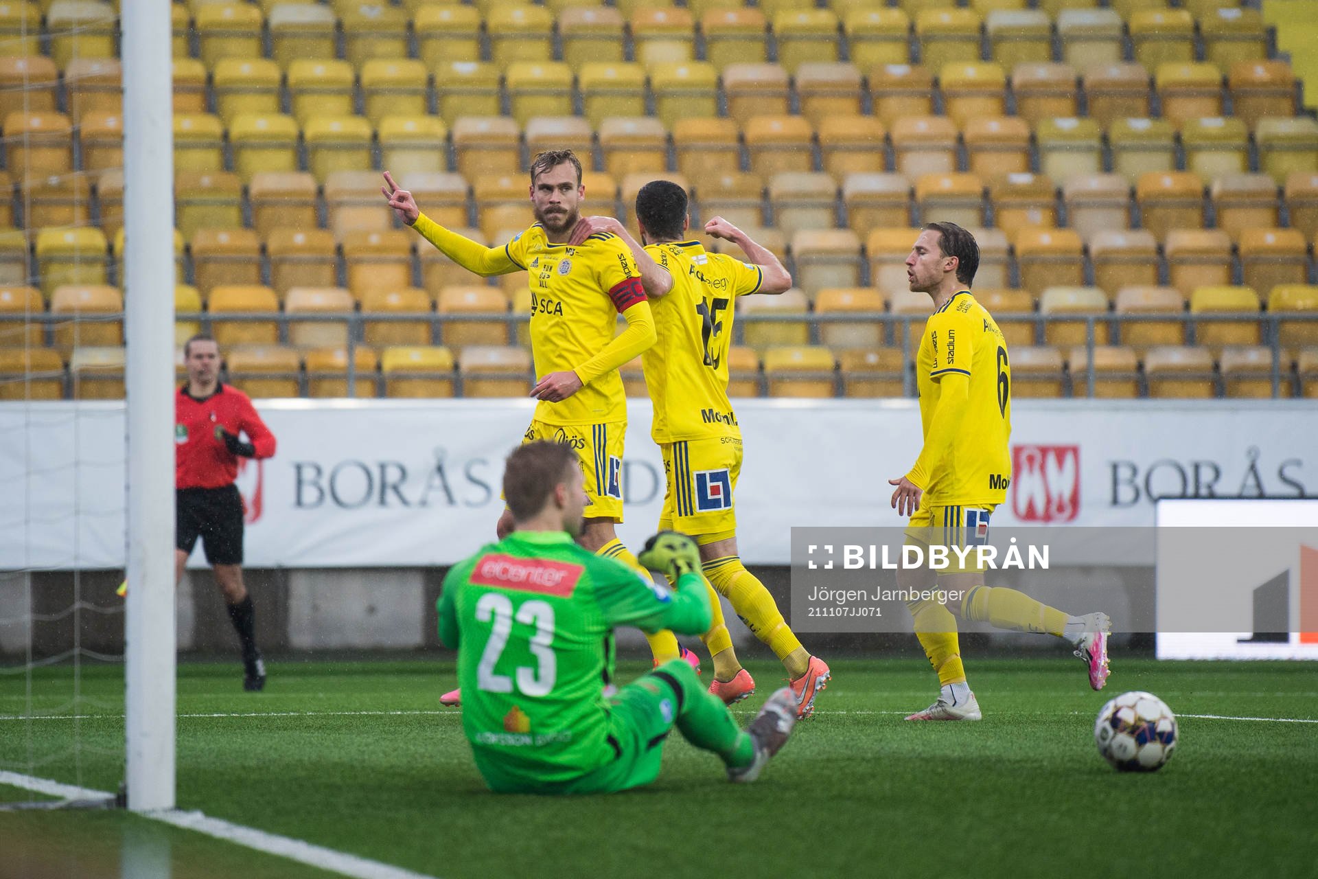 Sundsvalls Pontus Engblom jublar med Robert Lundström och Daniel Stensson efter 1-2 på straff under fotbollsmatchen i Superettan mellan Norrby och GIF Sundsvall den 7 november 2021 i Borås.
