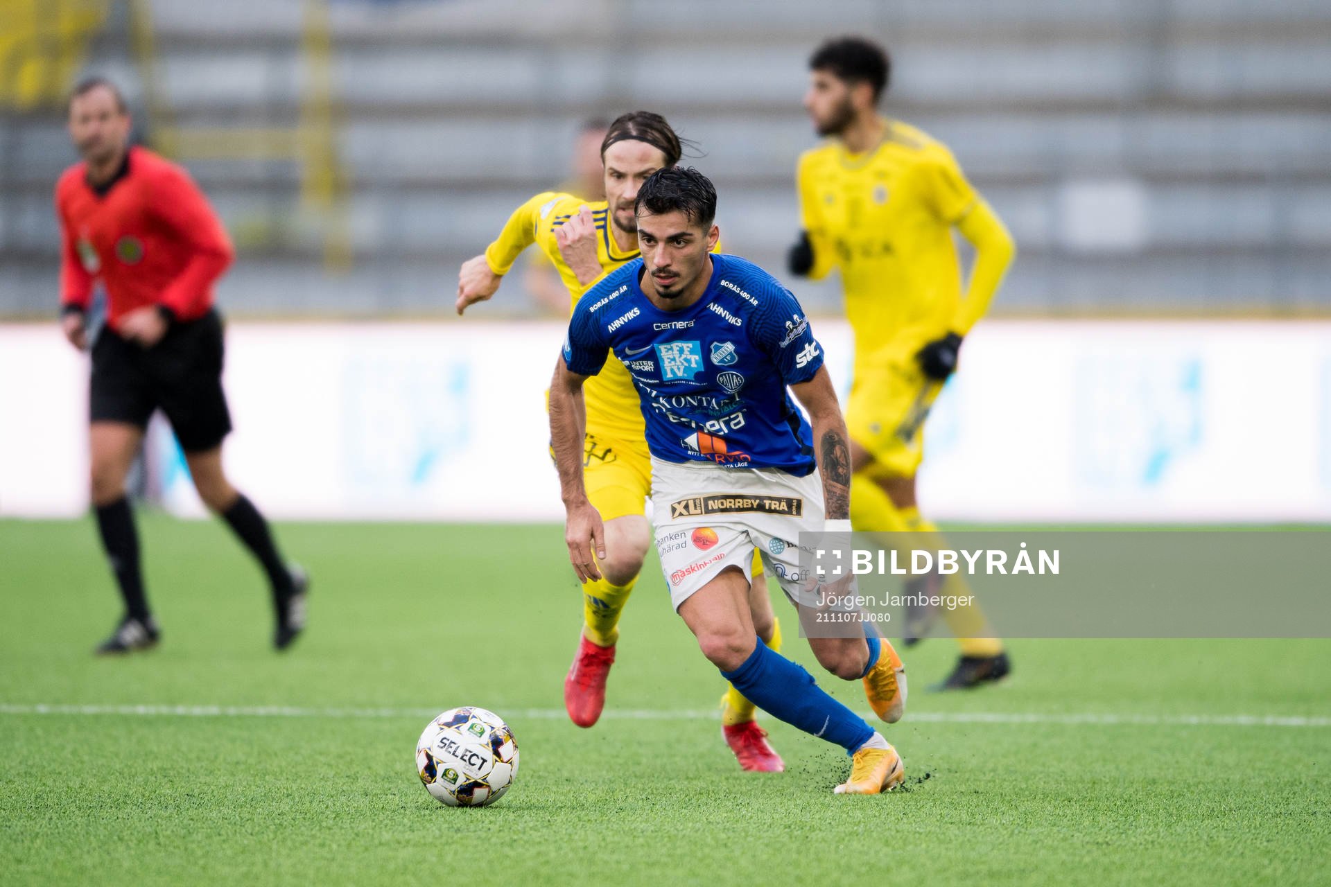 Norrbys Abbas Mohamad med Sundsvalls Linus Hallenius i