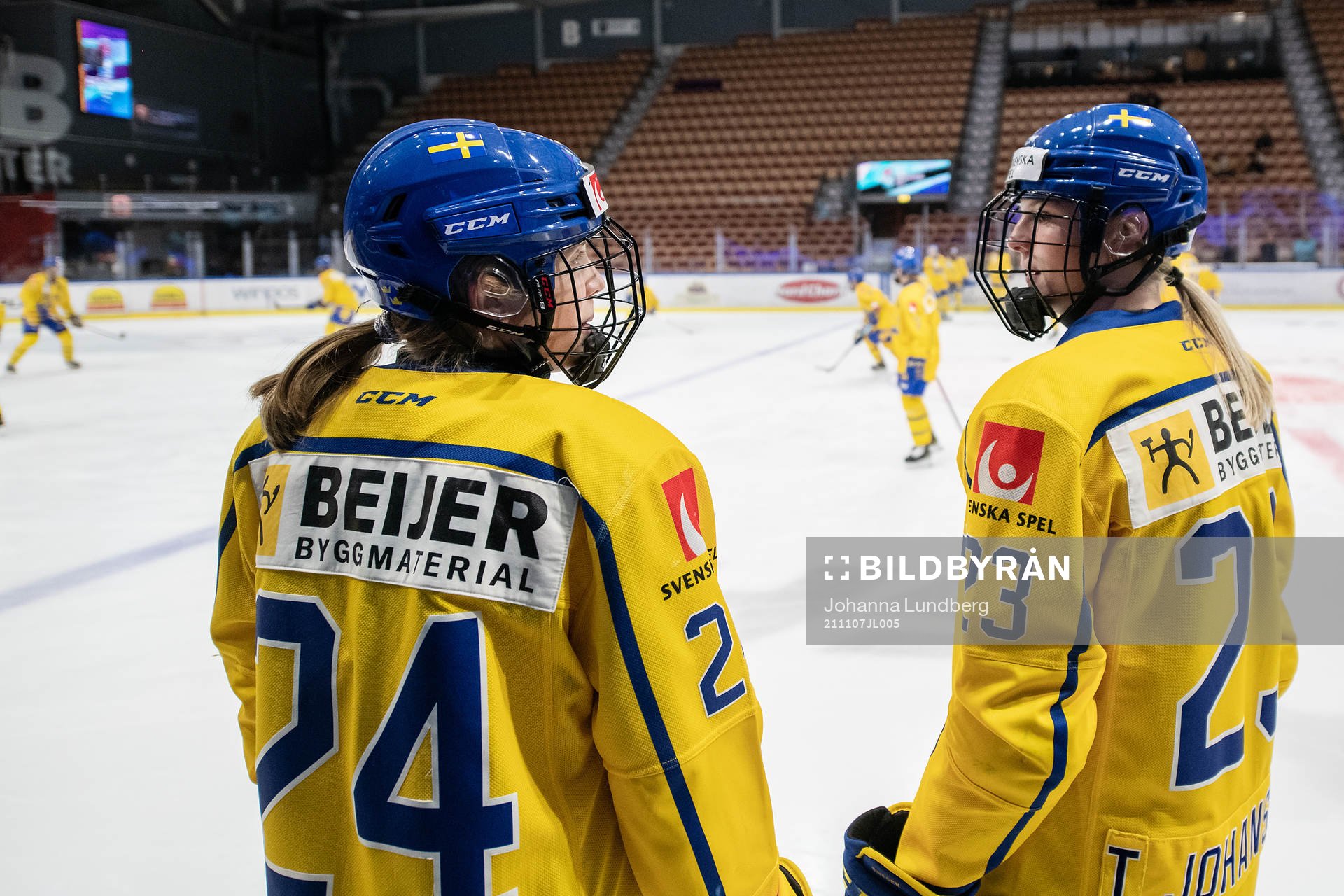Felizia Wikner-Zienkiewicz and Thea Johansson of Sweden