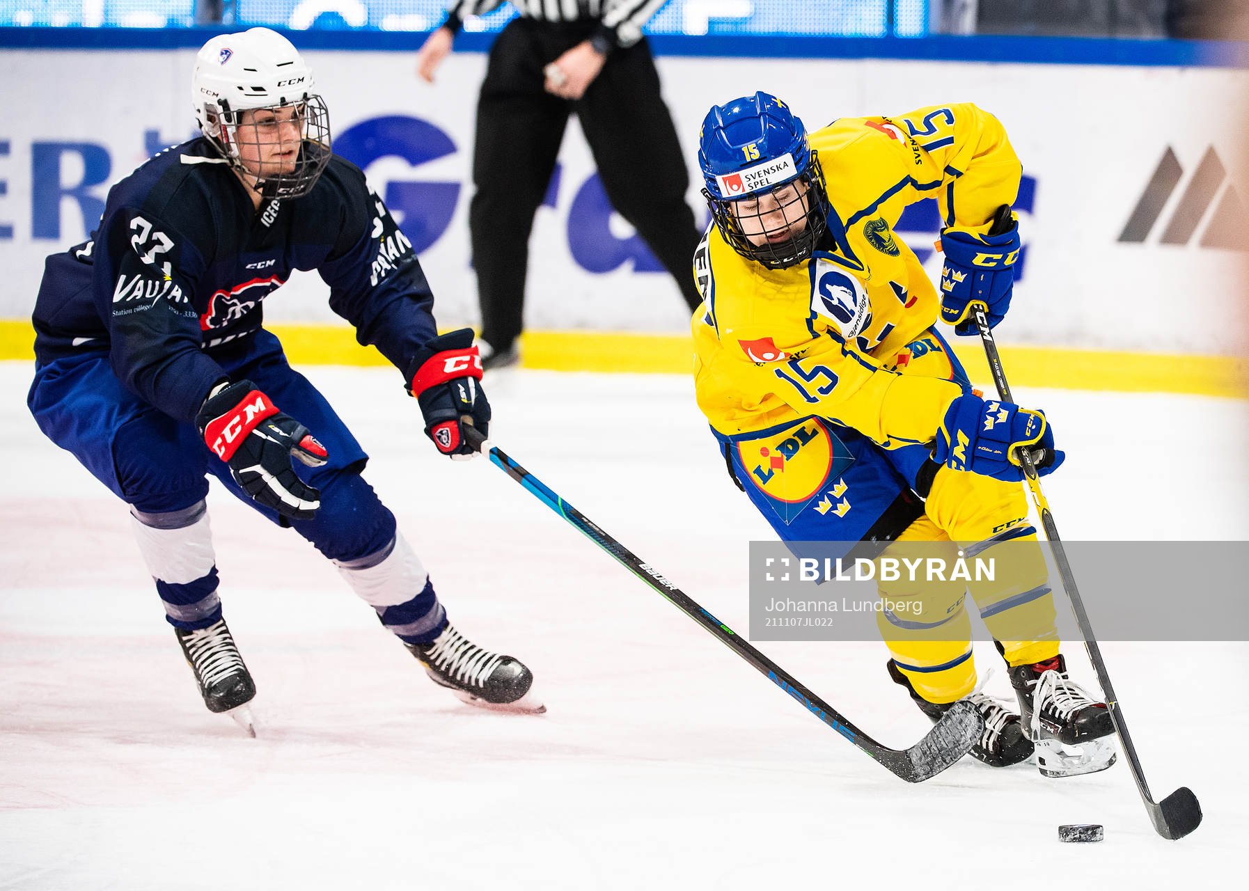 Emma Morel of France and Lisa Johansson of Sweden