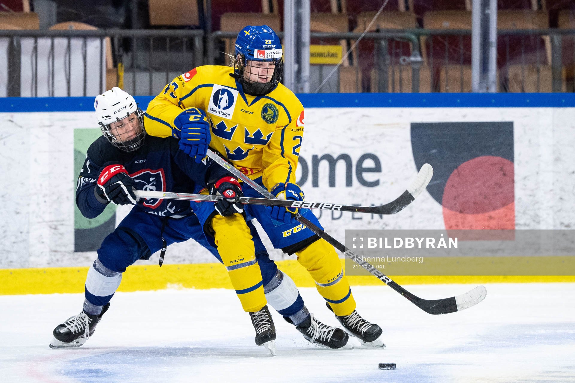 Raphaelle Grenier of France and Thea Johansson of Sweden