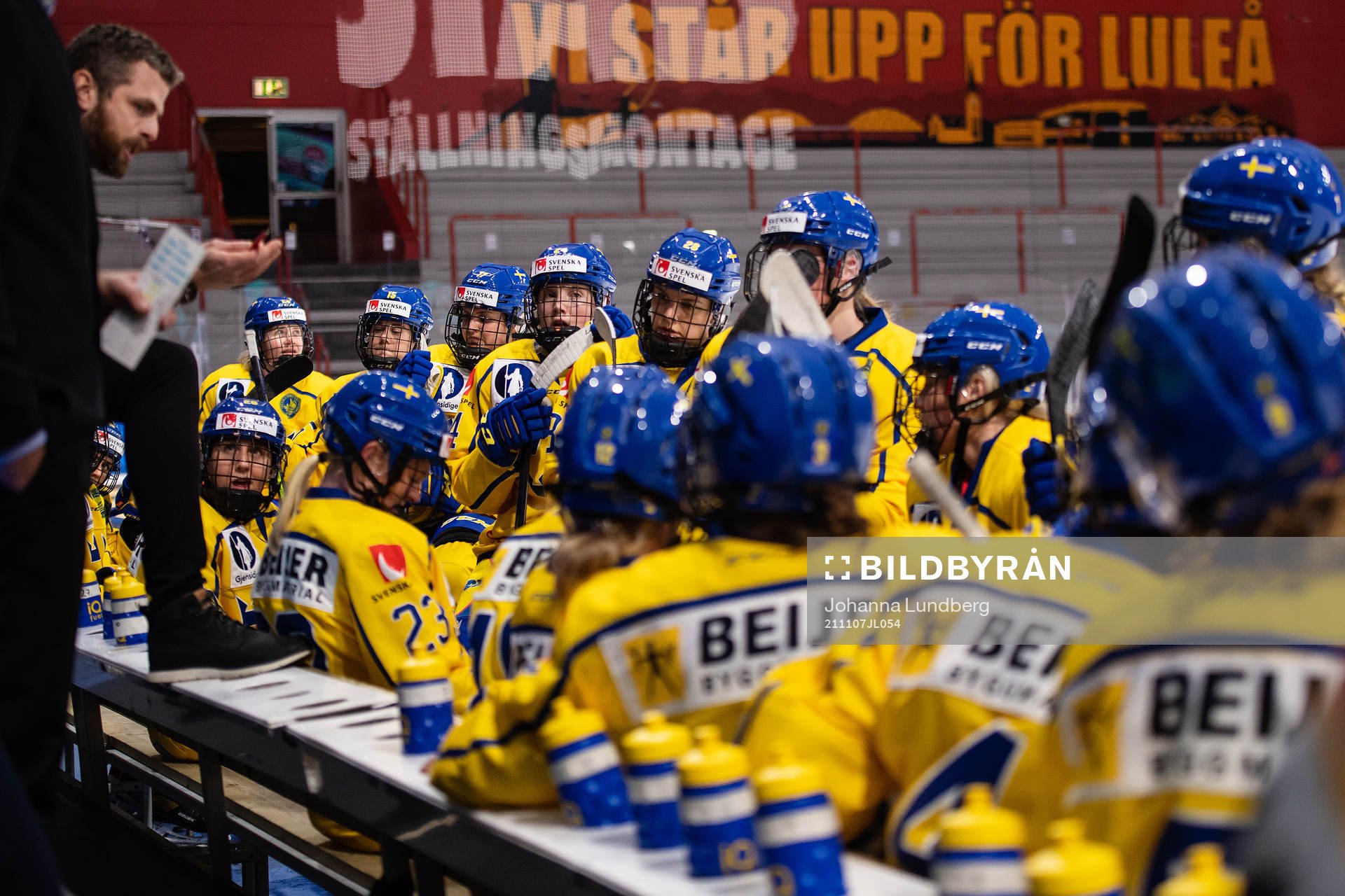 head coach Ulf Lundberg and players of Sweden