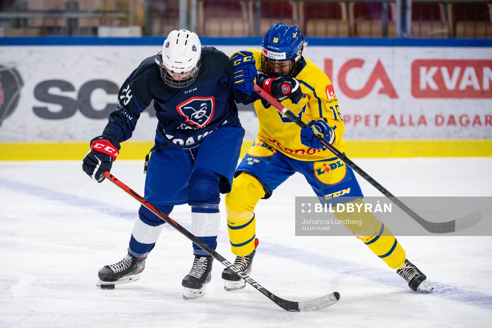 Jade Barbirati of France and Linnea Johansson of Sweden