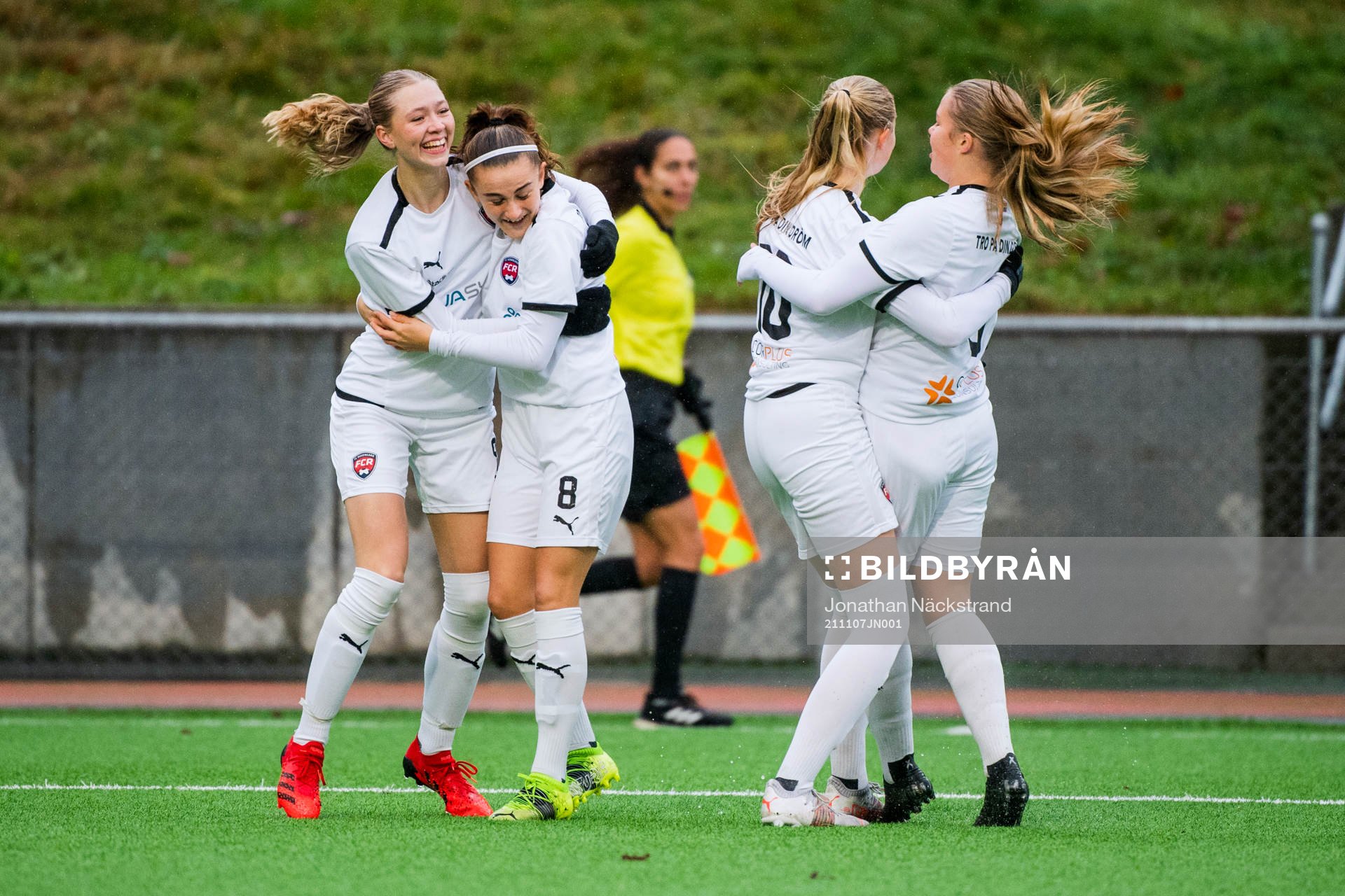 Rosengårds Cajsa Rubensson jublar med lagkamrater