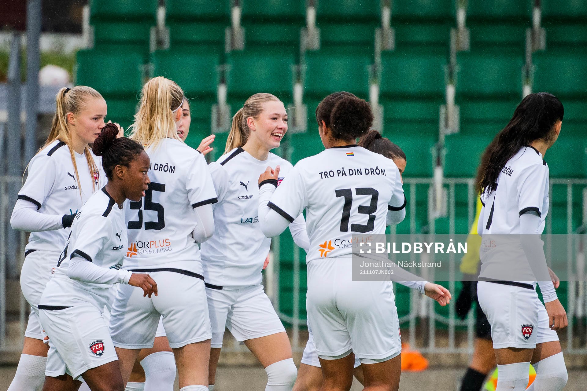 Rosengårds Cajsa Rubensson jublar med lagkamrater efter 0-1 under match om 3:e pris i F19-slutspelet mellan Örebro och Rosengård den 7 november 2021 i Stockholm.