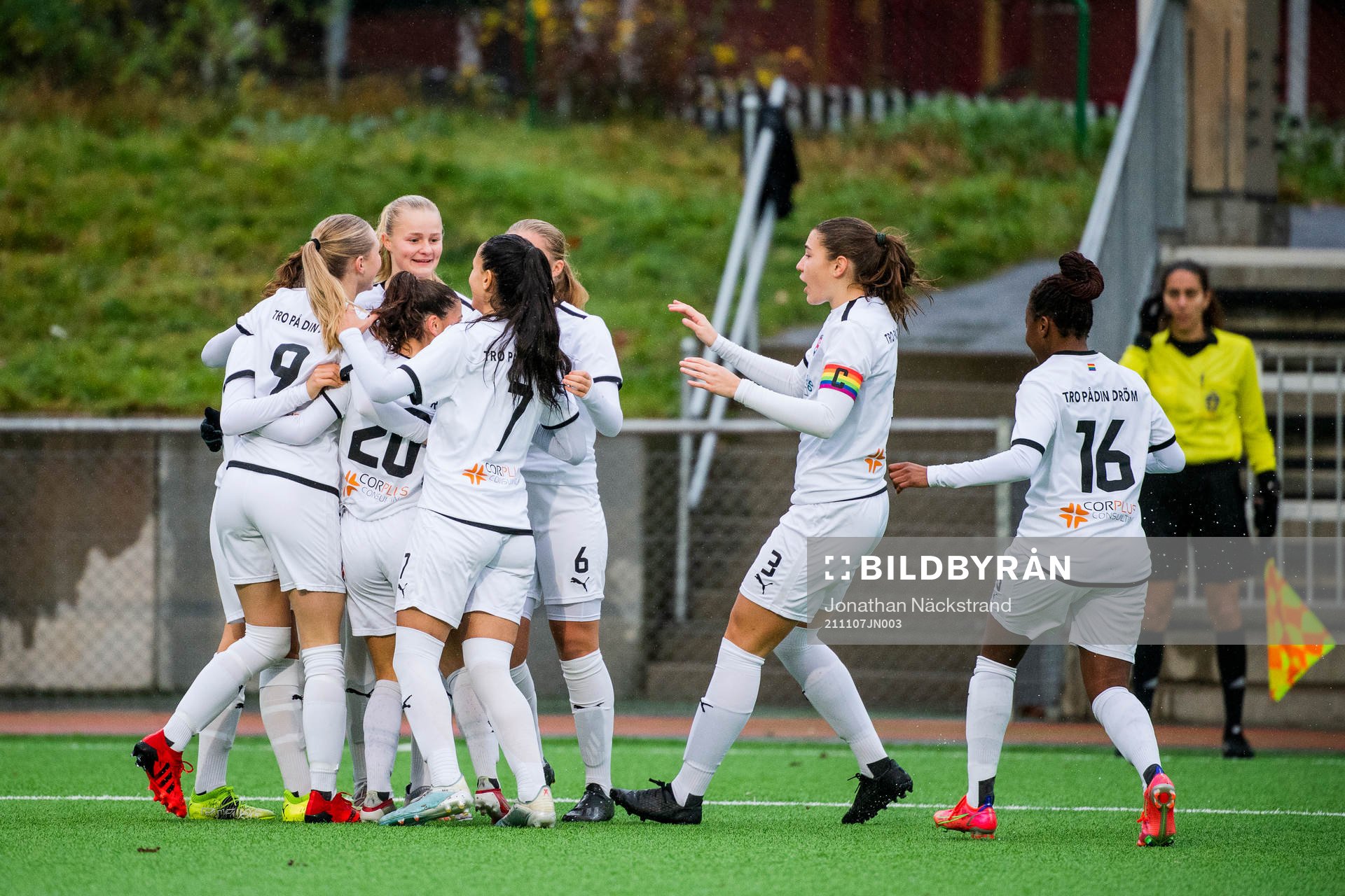 Rosengårds Cajsa Rubensson jublar med lagkamrater efter 0-1 under match om 3:e pris i F19-slutspelet mellan Örebro och Rosengård den 7 november 2021 i Stockholm.
