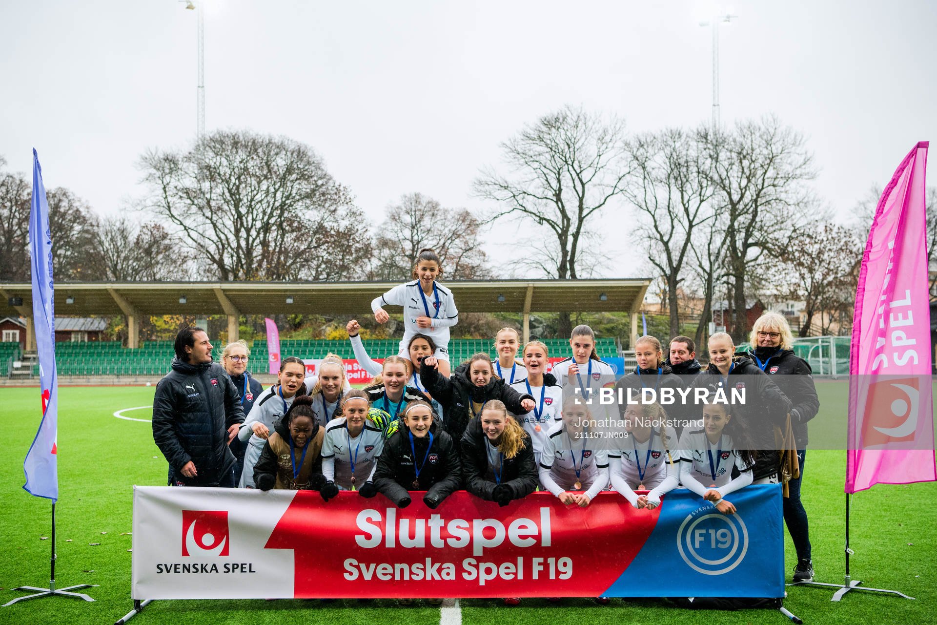 Rosengårds spelare jublar efter match om 3:e pris i F19-slutspelet mellan Örebro och Rosengård den 7 november 2021 i Stockholm.