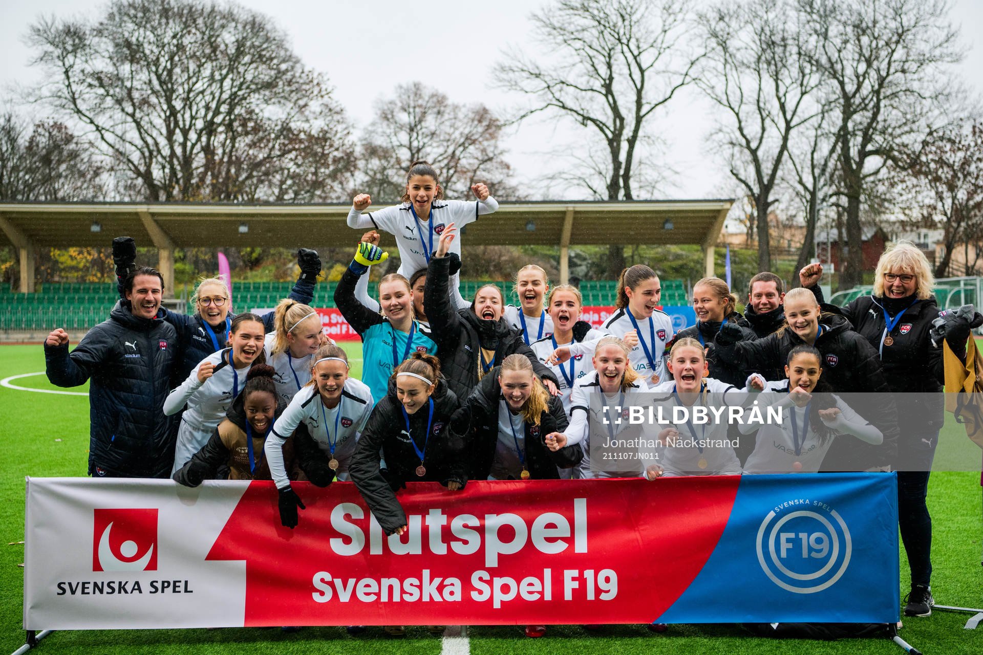 Rosengårds spelare jublar efter match om 3:e pris i F19-slutspelet mellan Örebro och Rosengård den 7 november 2021 i Stockholm.